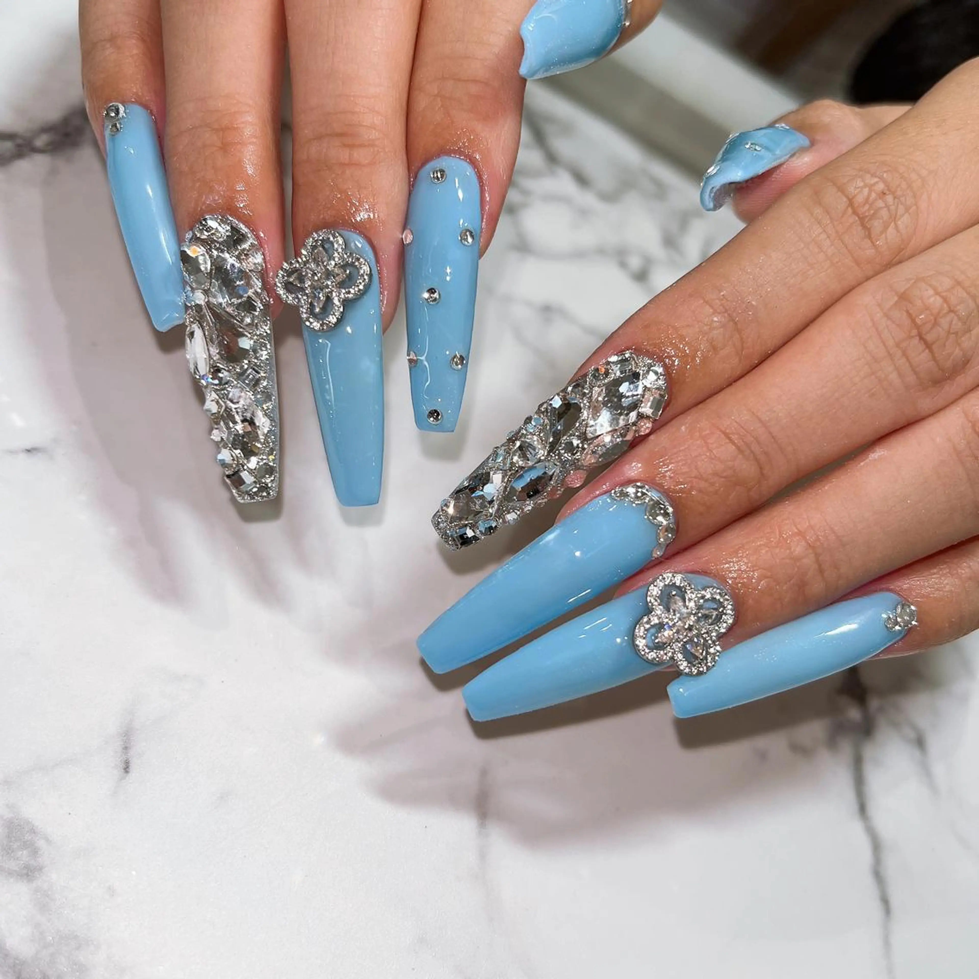 ネイル フットネイル フレンチネイル ジェルネイル ラメ(グリッター) ラメグラデーション ハンドネイル NEO Beauty Salon所属・𝐍𝐄𝐎 𝐉𝐔𝐑𝐈のネイルデザイン