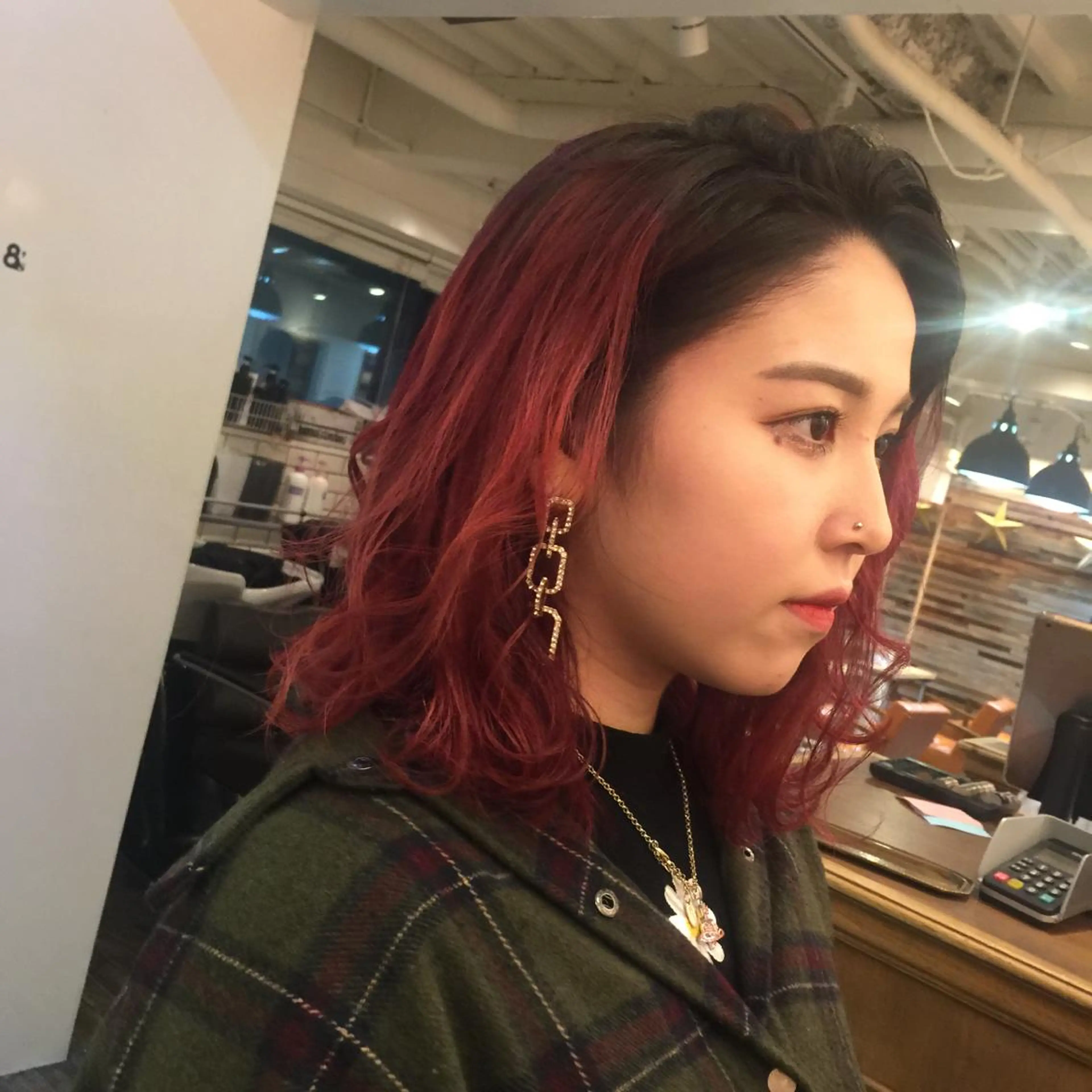 ミディアム カラー グラデーションカラー レッドカラー ヘアカラー ホワイト&レイヤーカ ットエクステ長畠俊輔のヘアスタイル