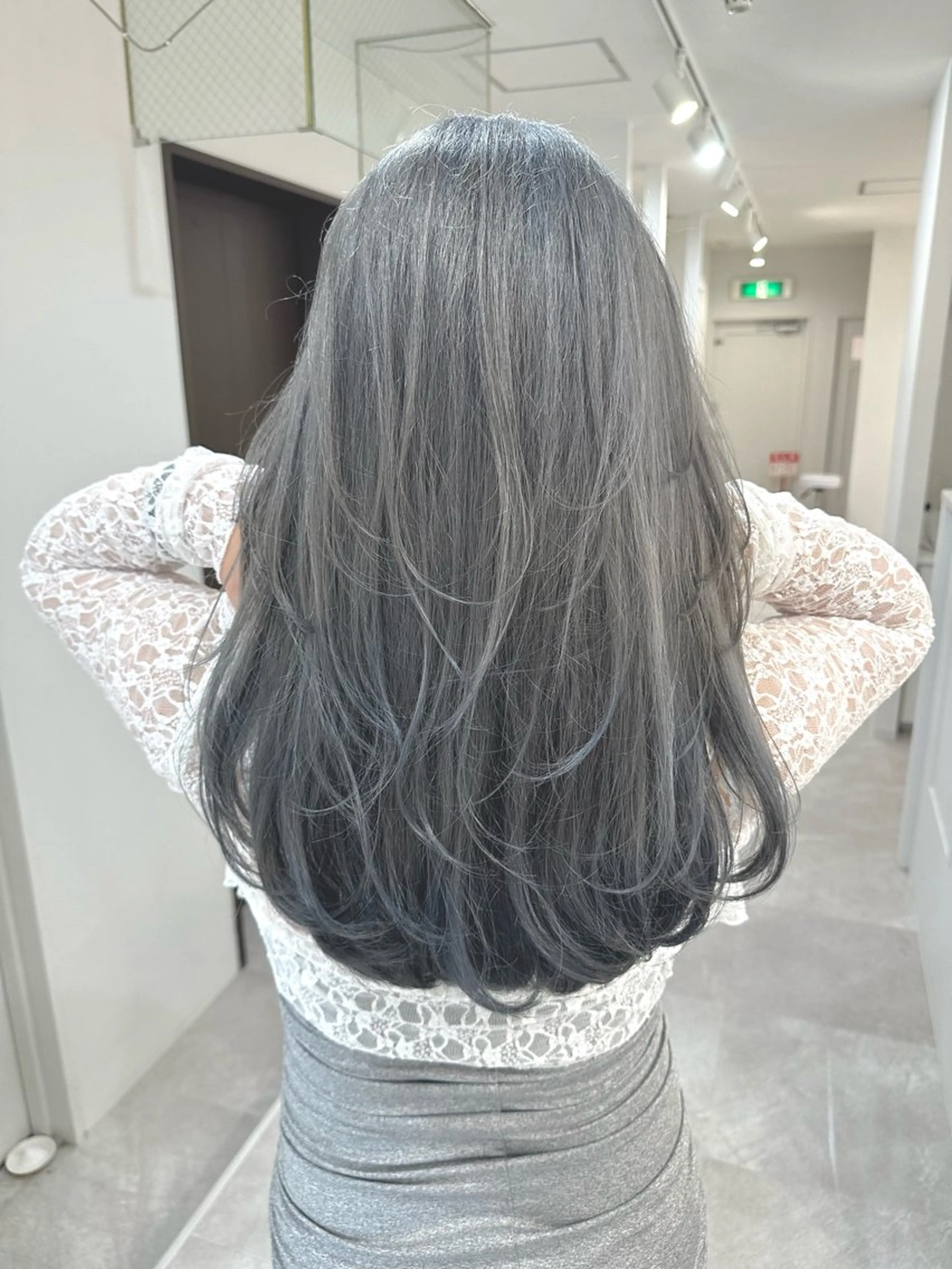 ロング カラー ヘアアレンジ ブリーチ ケアブリーチ シルバー レイヤーカット SALOWIN京都河原町Suite店所属・外国人風レイヤー/ ハイトーンSHUのヘアスタイル