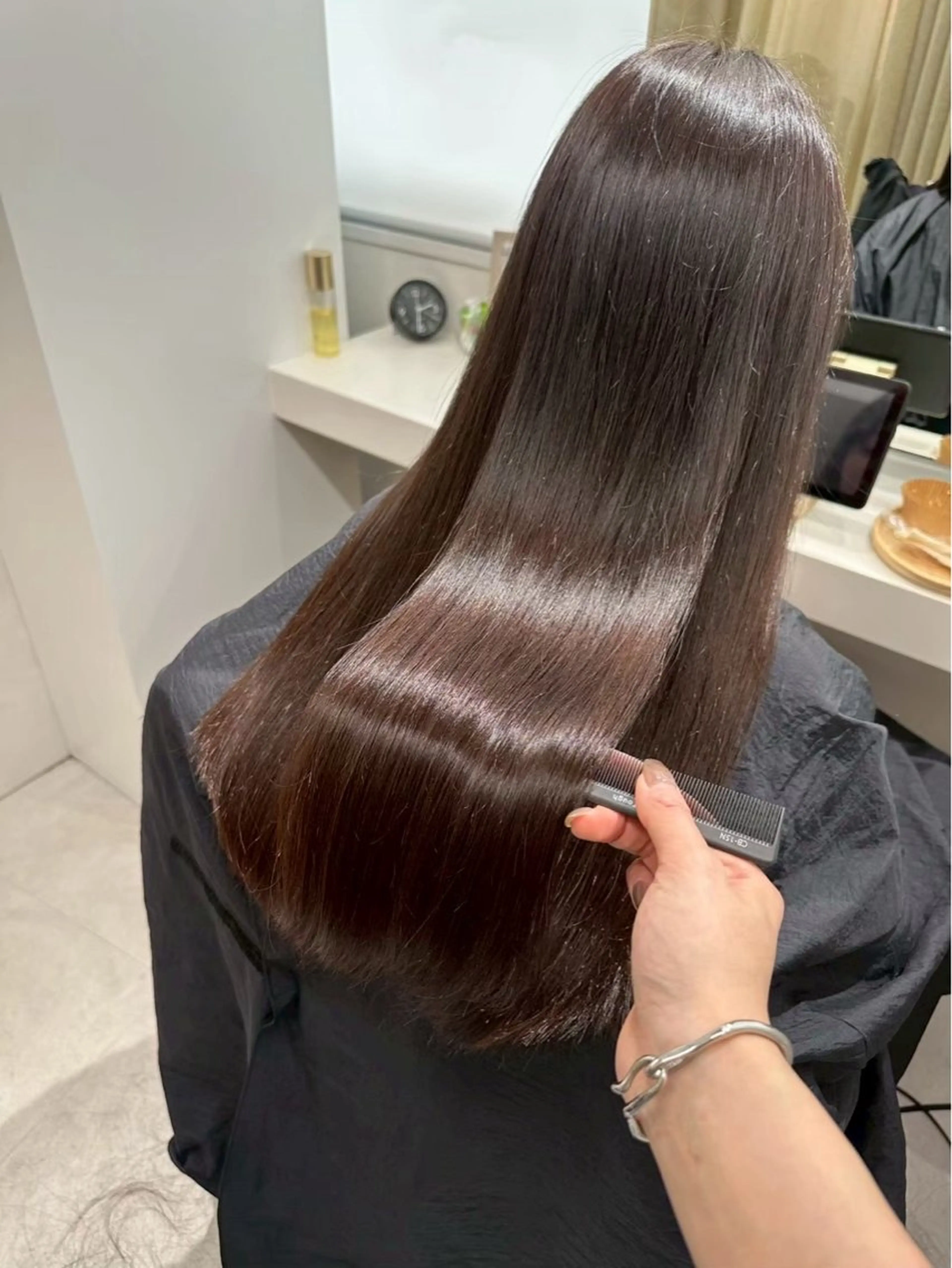 ロング カラー SLASHスラッシュ 小西結奈のヘアスタイル