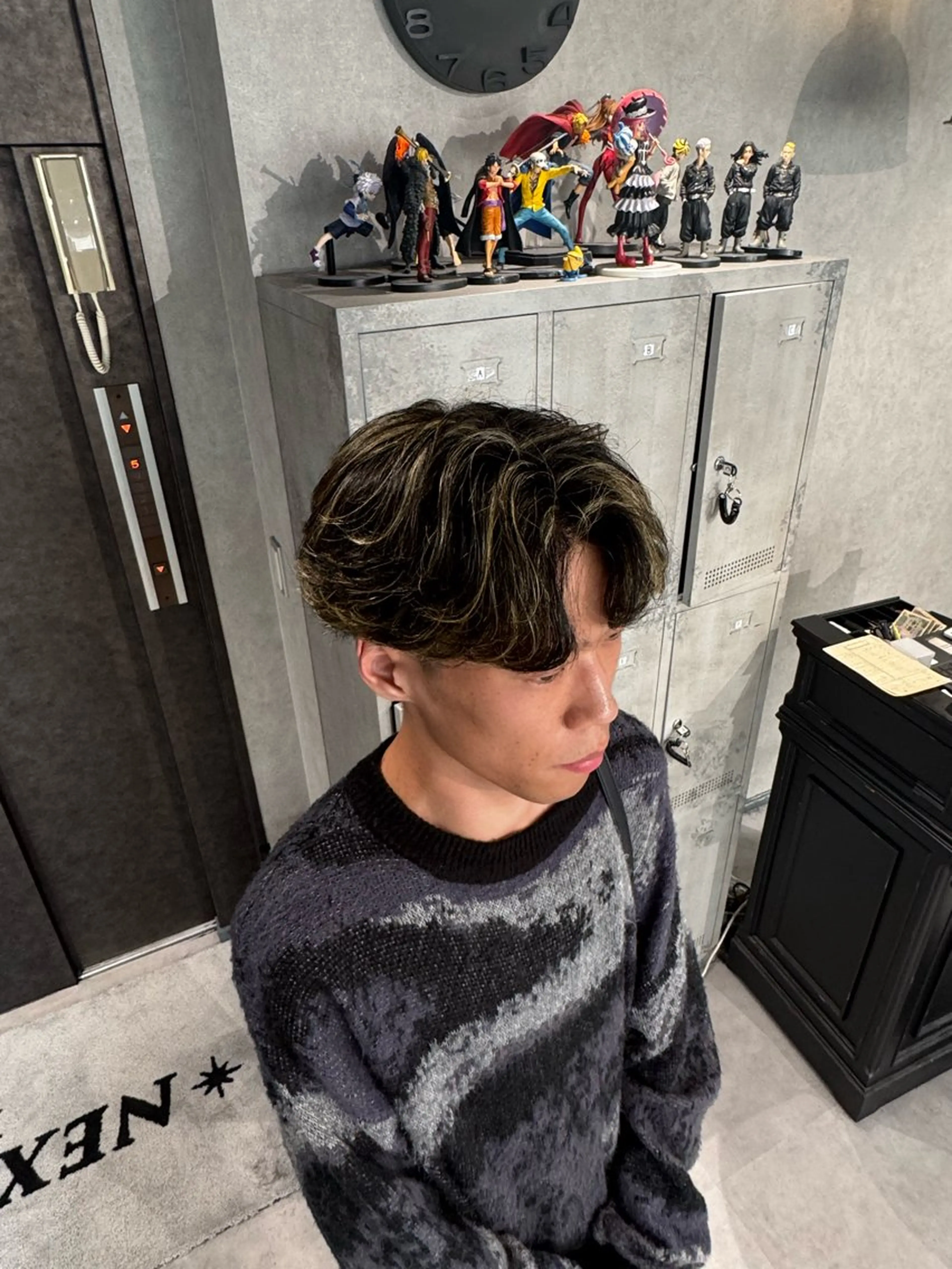 カラー メンズ メンズメッシュ メッシュ 毛流れ特化愁斗 センターパートパーマのヘアスタイル