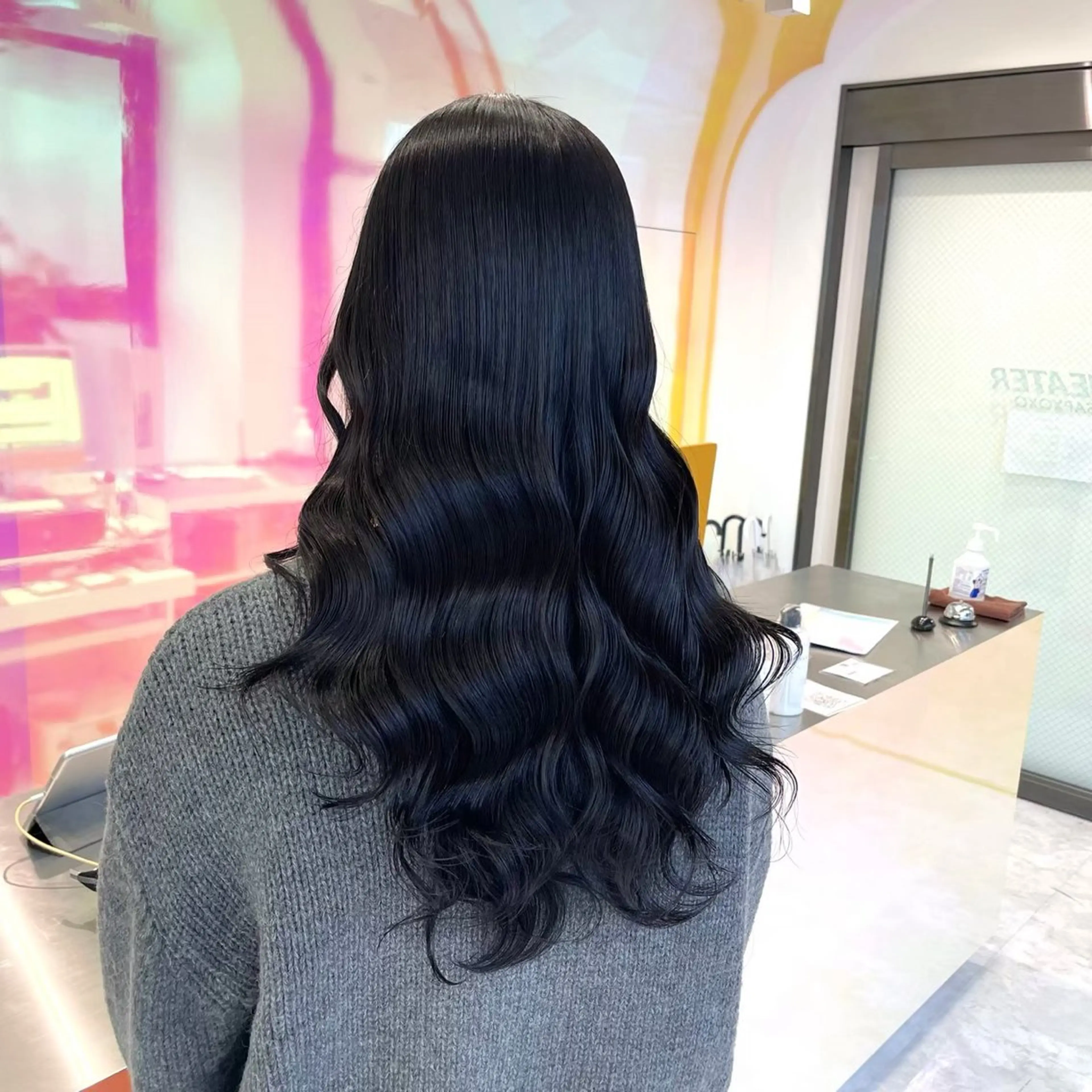 ロング カラー パーマ ヘアアレンジ 透明感ブリーチカラー 🌈TOMOHIROのヘアスタイル