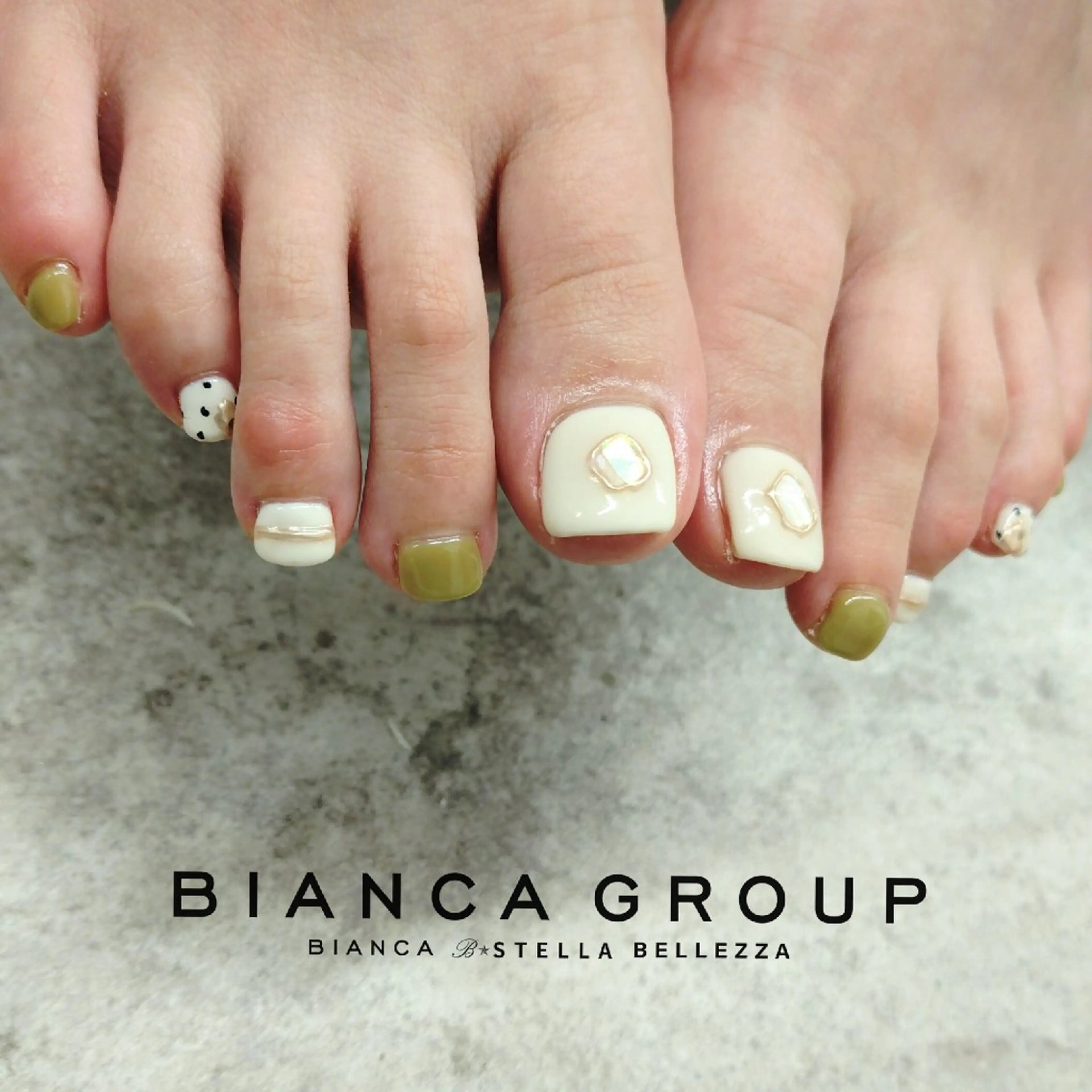 ✨️8月限定✨️【オフ無し】フット🦶✨️トレンドネイル✨️【パラジェル変更可能/川越】の写真