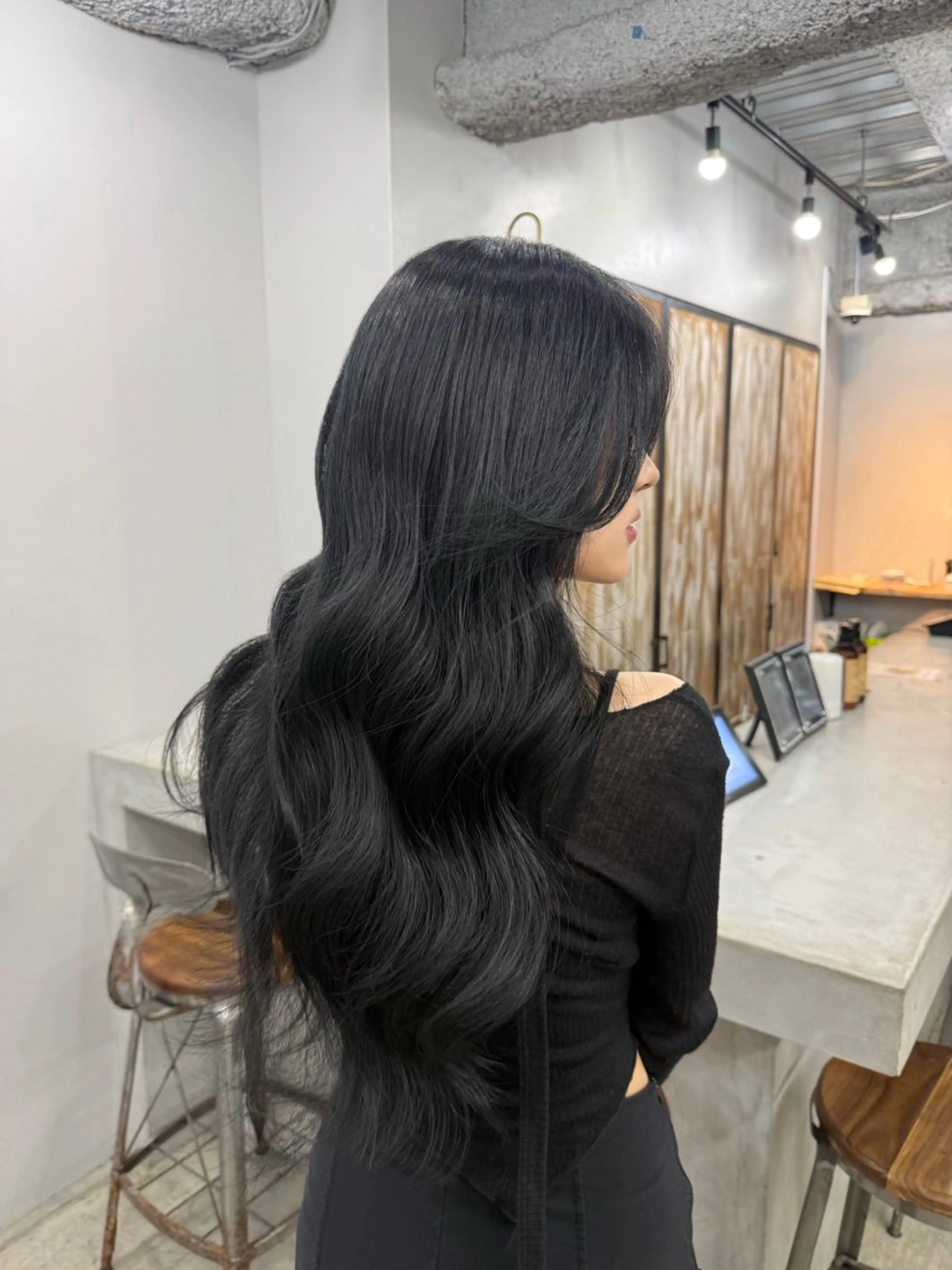 ロング カラー 黒髪 ブルーカラー ブルーブラック 透明感カラー くびれヘア カット ヘアカラー トリートメント ヘアセット 韓国ヘア🫧 KAZUTOのヘアスタイル