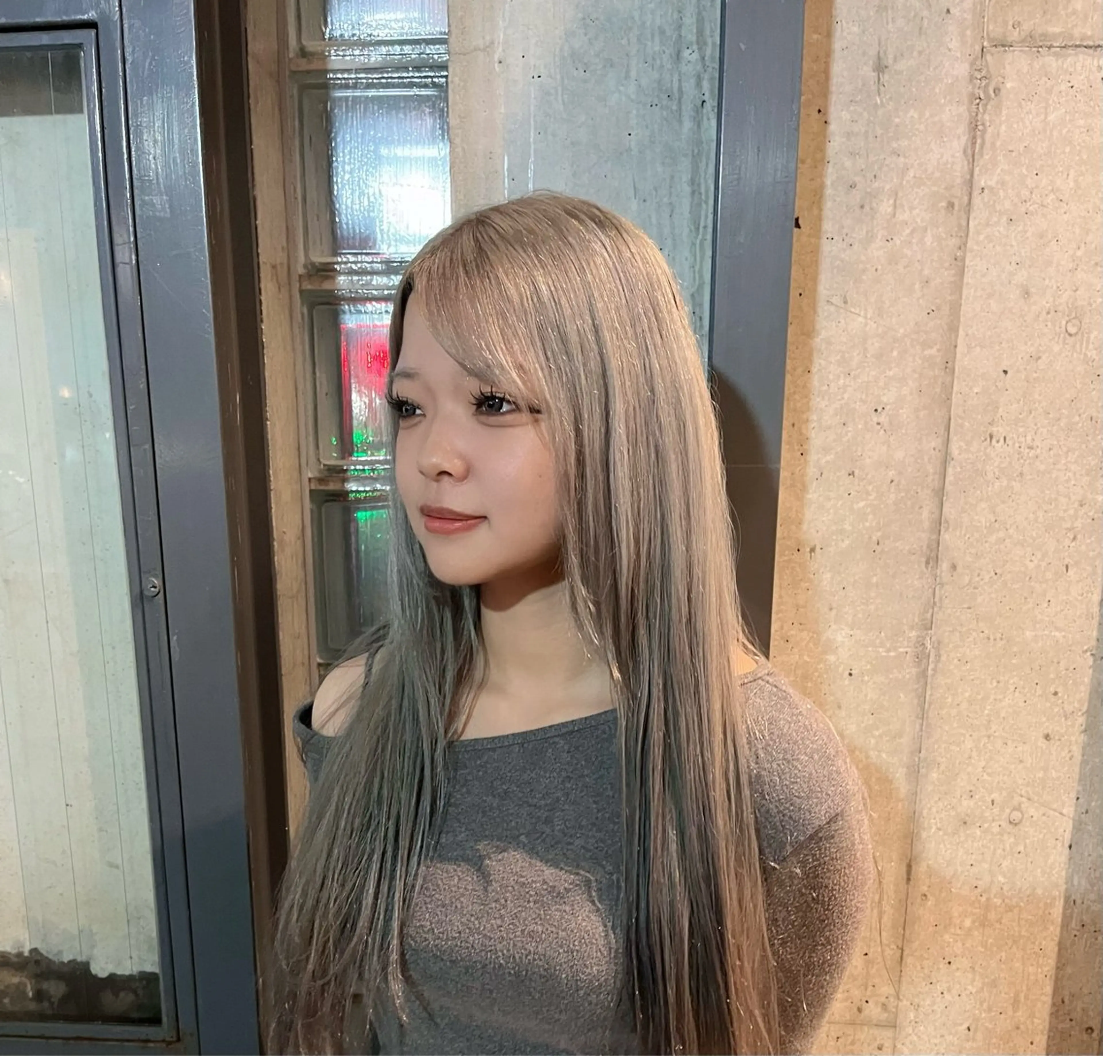 ロング カラー グレージュ 金見 岳弥のヘアスタイル