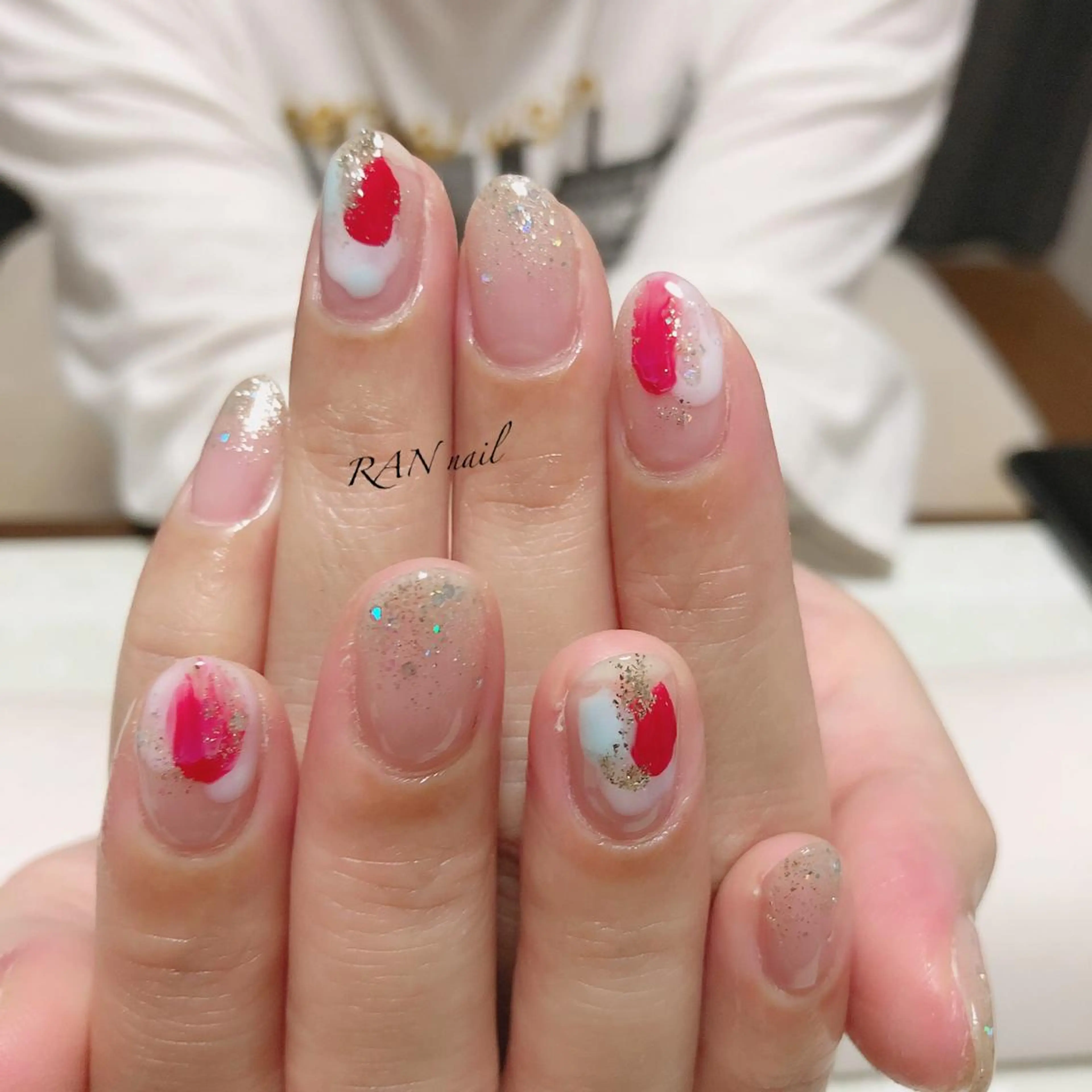 ネイル フットネイル フレンチネイル ゴールド キラキラネイル ホワイト ハンドネイル フットネイル RAN nail 〜ランネイル〜所属・RAN nailのネイルデザイン