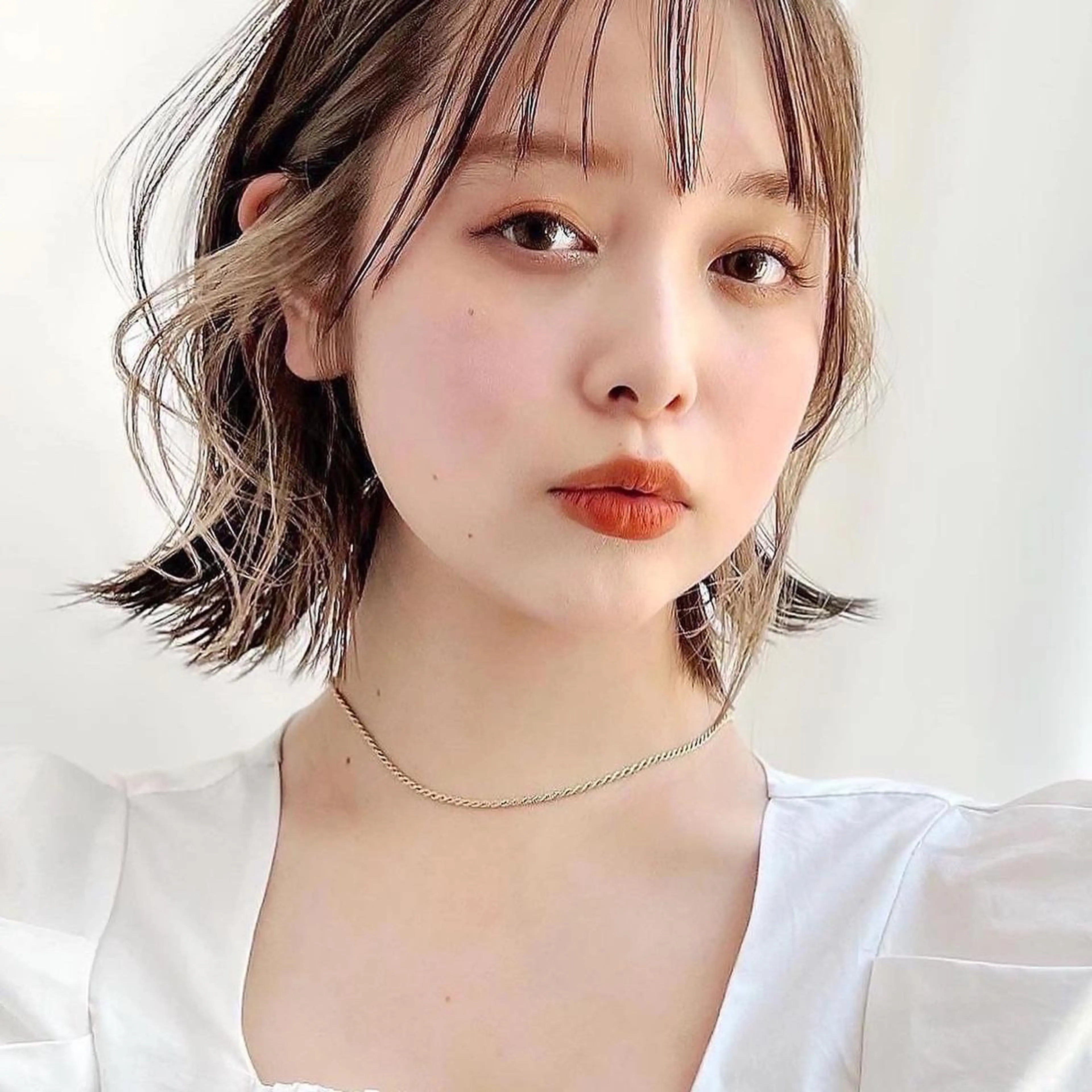 ミディアム カラー 切りっぱなしボブ ブリーチ グレージュ イルミナカラー インナーカラー ヘアカラー トリートメント ニュアンスレイヤー ハイトーンカラーのヘアスタイル