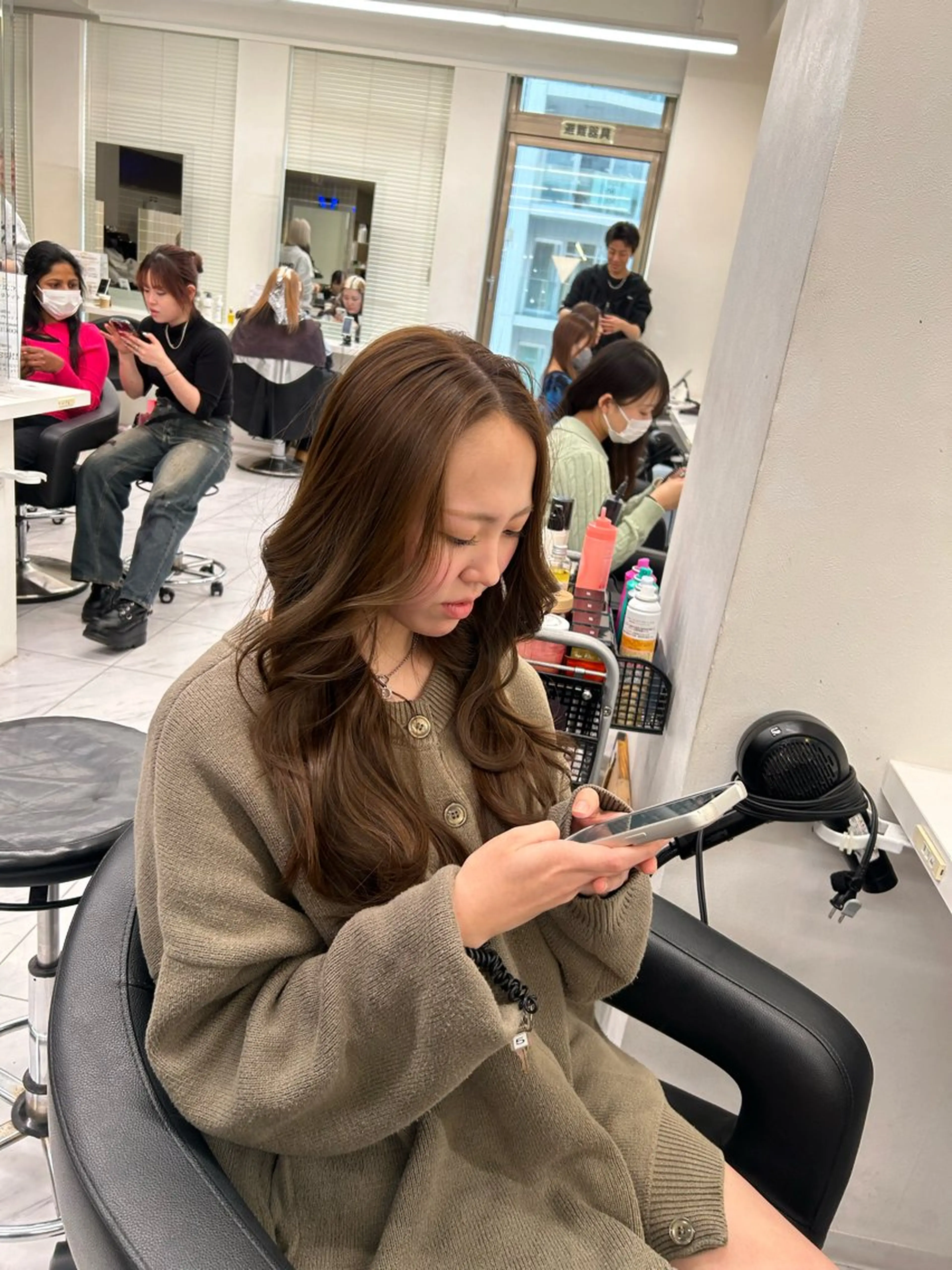 ロング カラー カット ヘアカラー トリートメント ヘッドスパ 韓国ヘア暗髪 ダブルカラーメンズ可のヘアスタイル