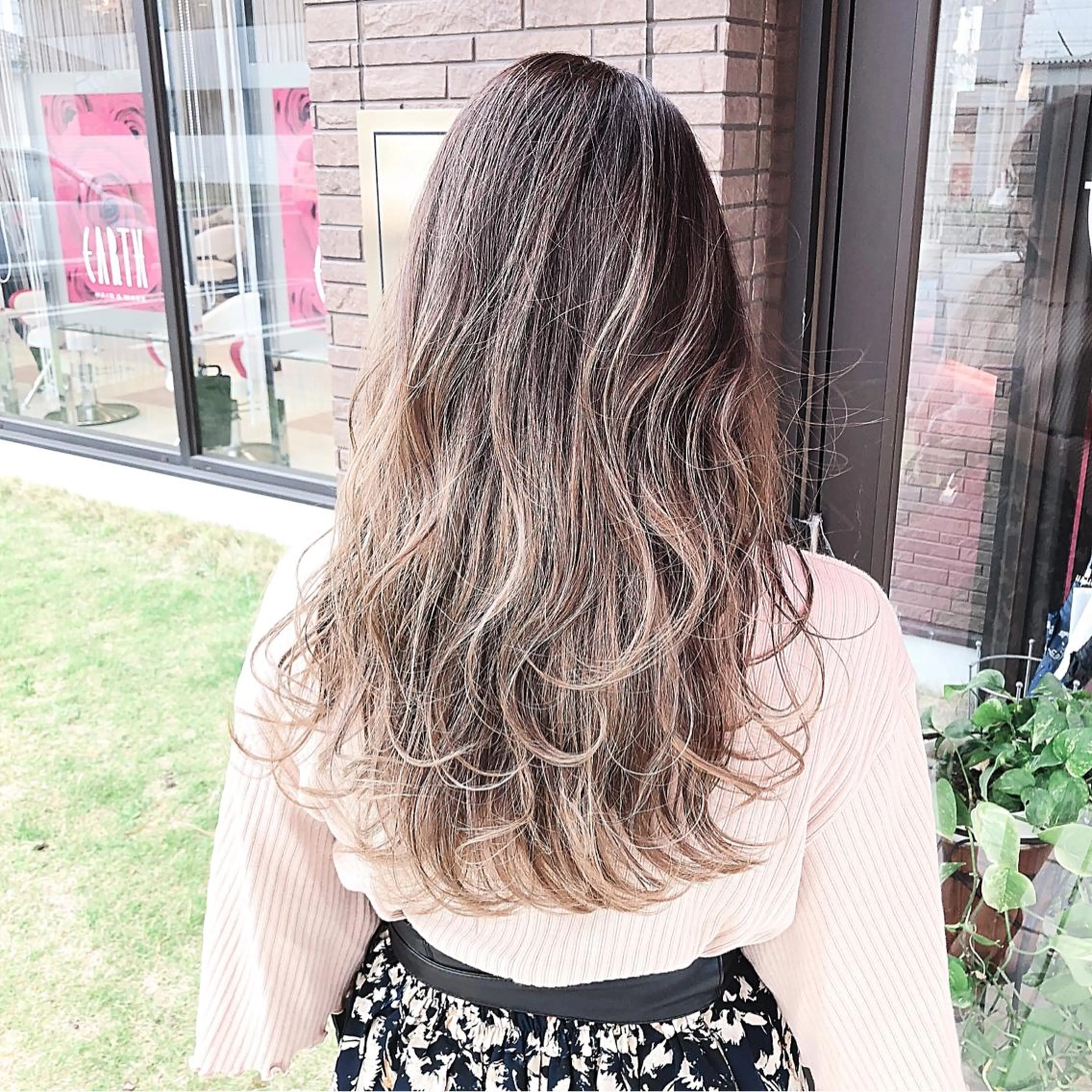ロング カラー バレイヤージュ ブリーチ レイヤーカット 名畑 裕貴のヘアスタイル
