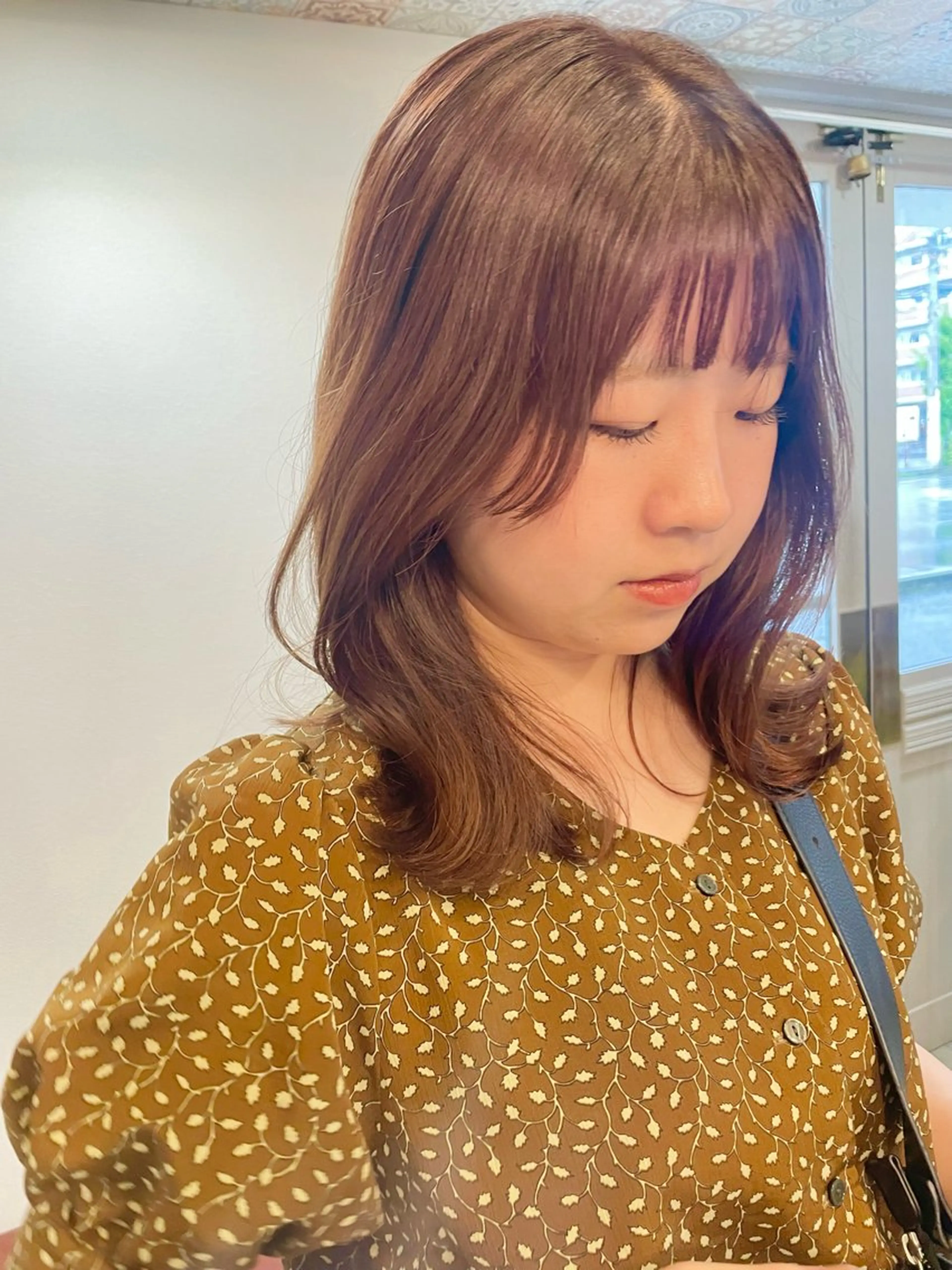 ミディアム 荒牧 絵美のヘアスタイル