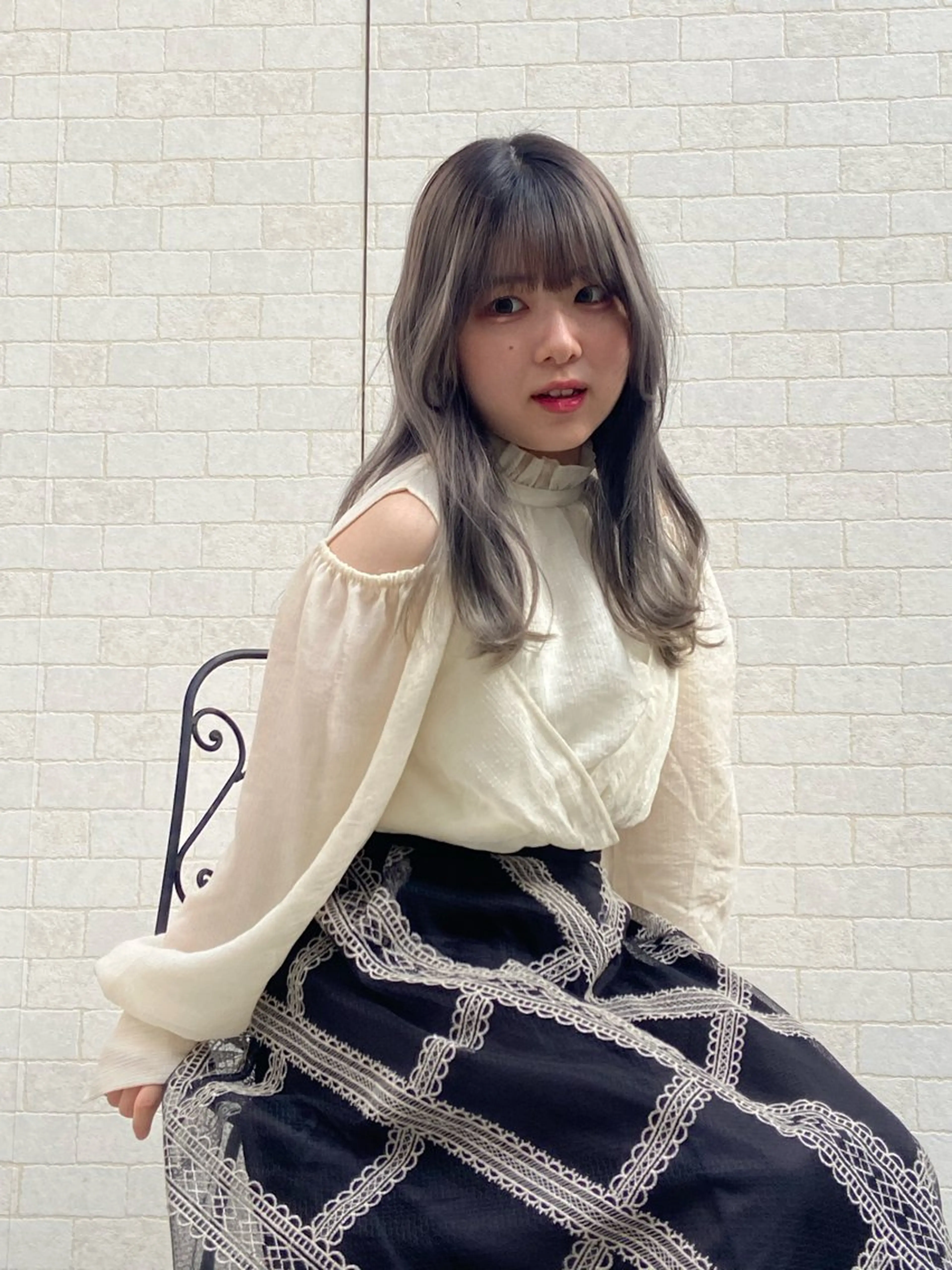 セミロング 顔周りカット/レイヤ ーカット透明感カラーのヘアスタイル