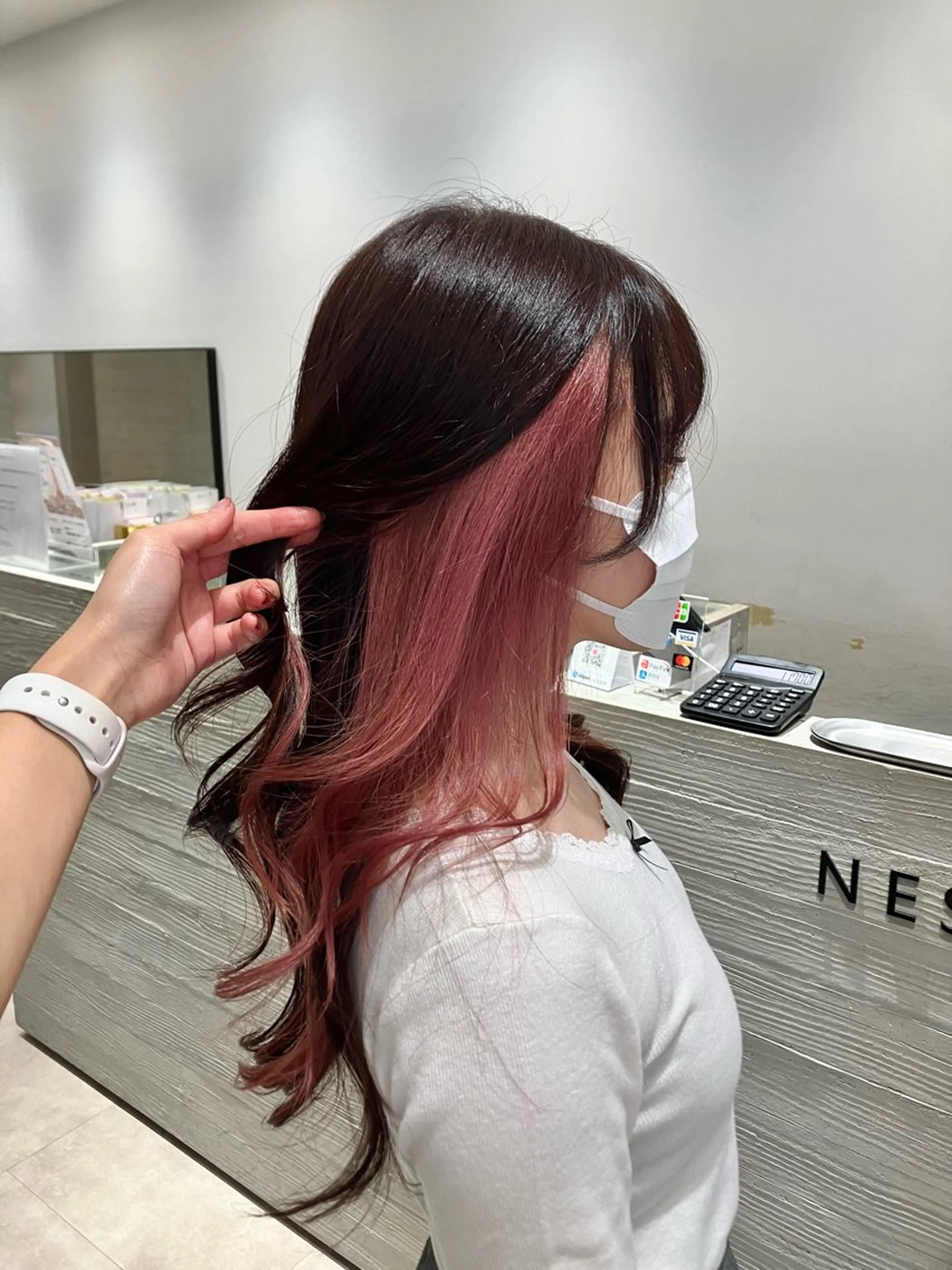 ロング カラー ピンクカラー サキ🤍ハイトーン 🩰くびれ巻きヘアのヘアスタイル