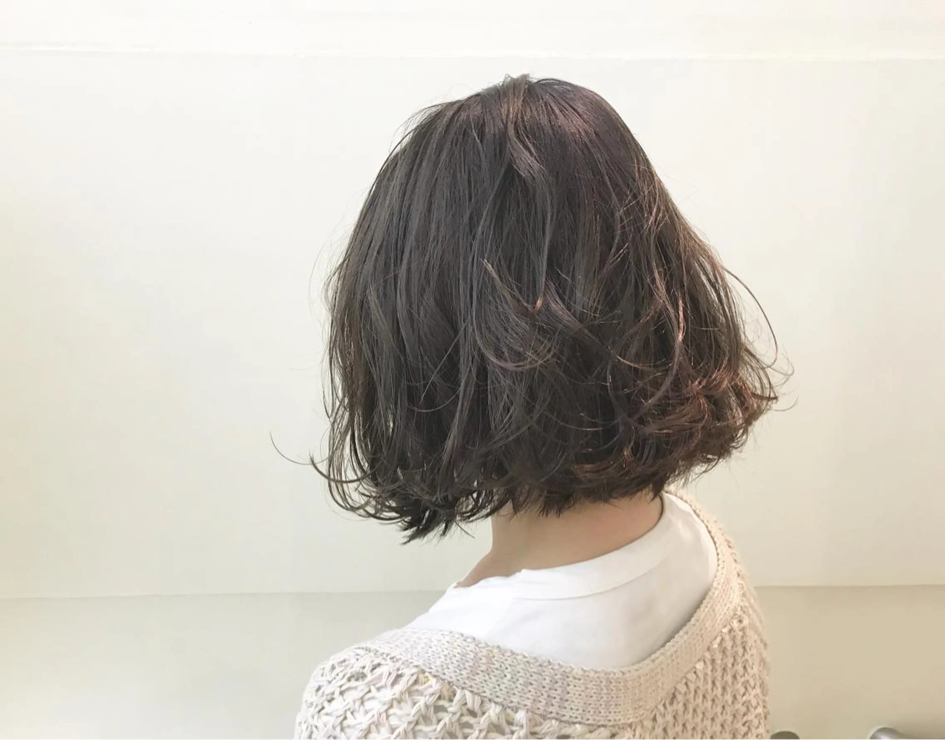 ミディアム カラー ベージュカラー パープルカラー AILEE所属・ウルフカット レイヤーカット上柿のヘアスタイル