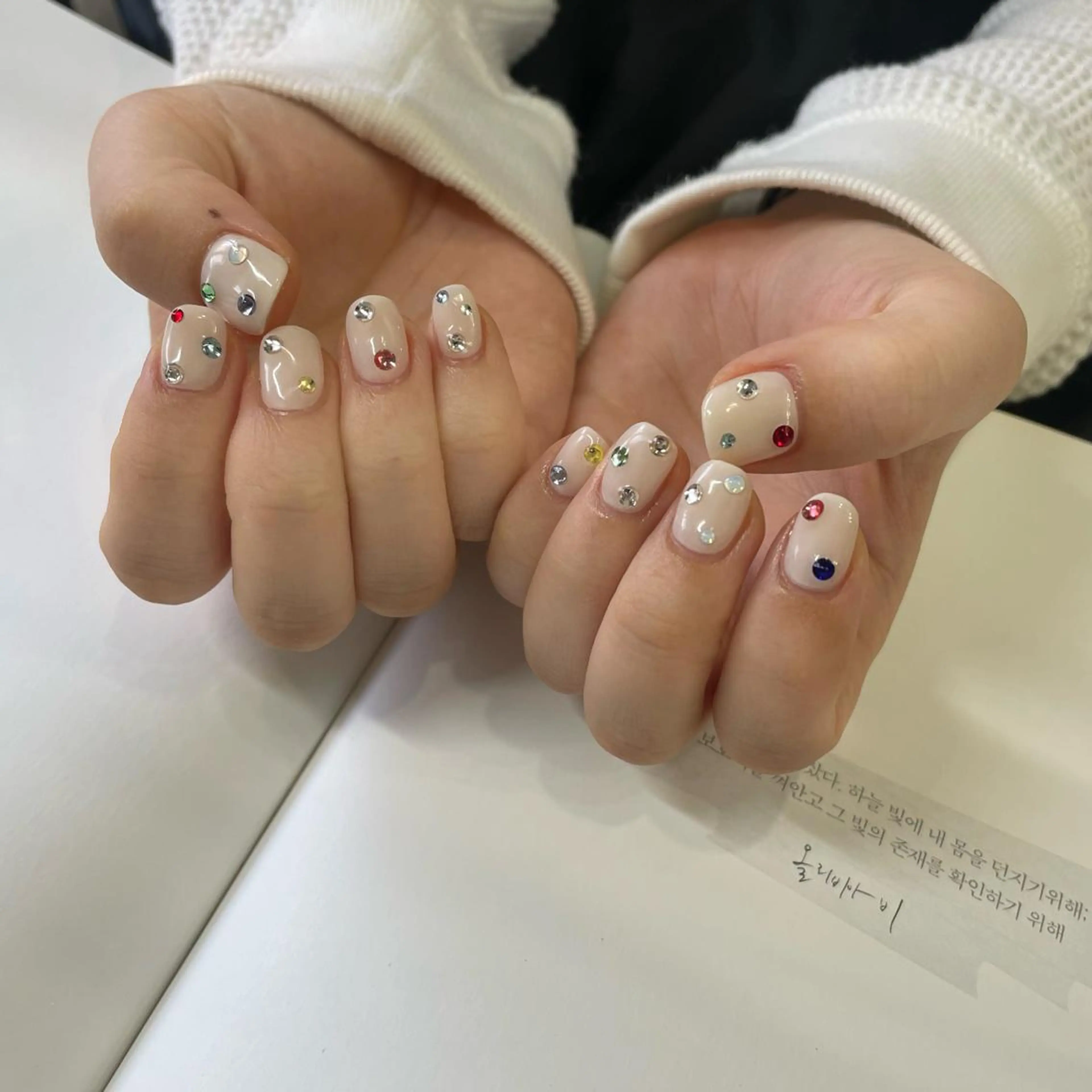 ネイル ストーンネイル ハンドネイル ネイルズシャトン🪡 ネイリスト斉藤のネイルデザイン