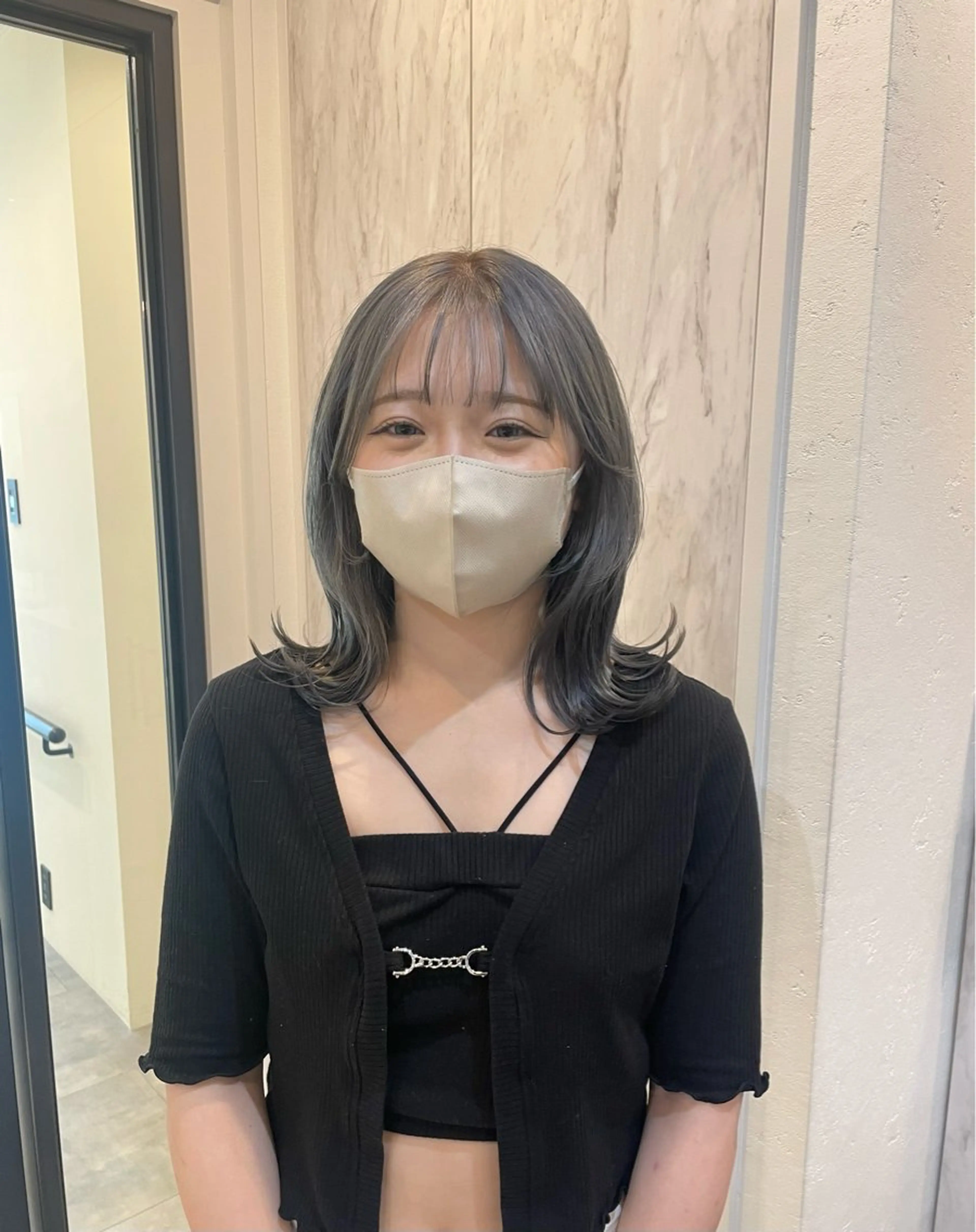 ミディアム カラー ブリーチ ダブルカラー グレージュ ハイトーンカラー アイスグレージュ ヘアカラー 渋谷 留菜のヘアスタイル