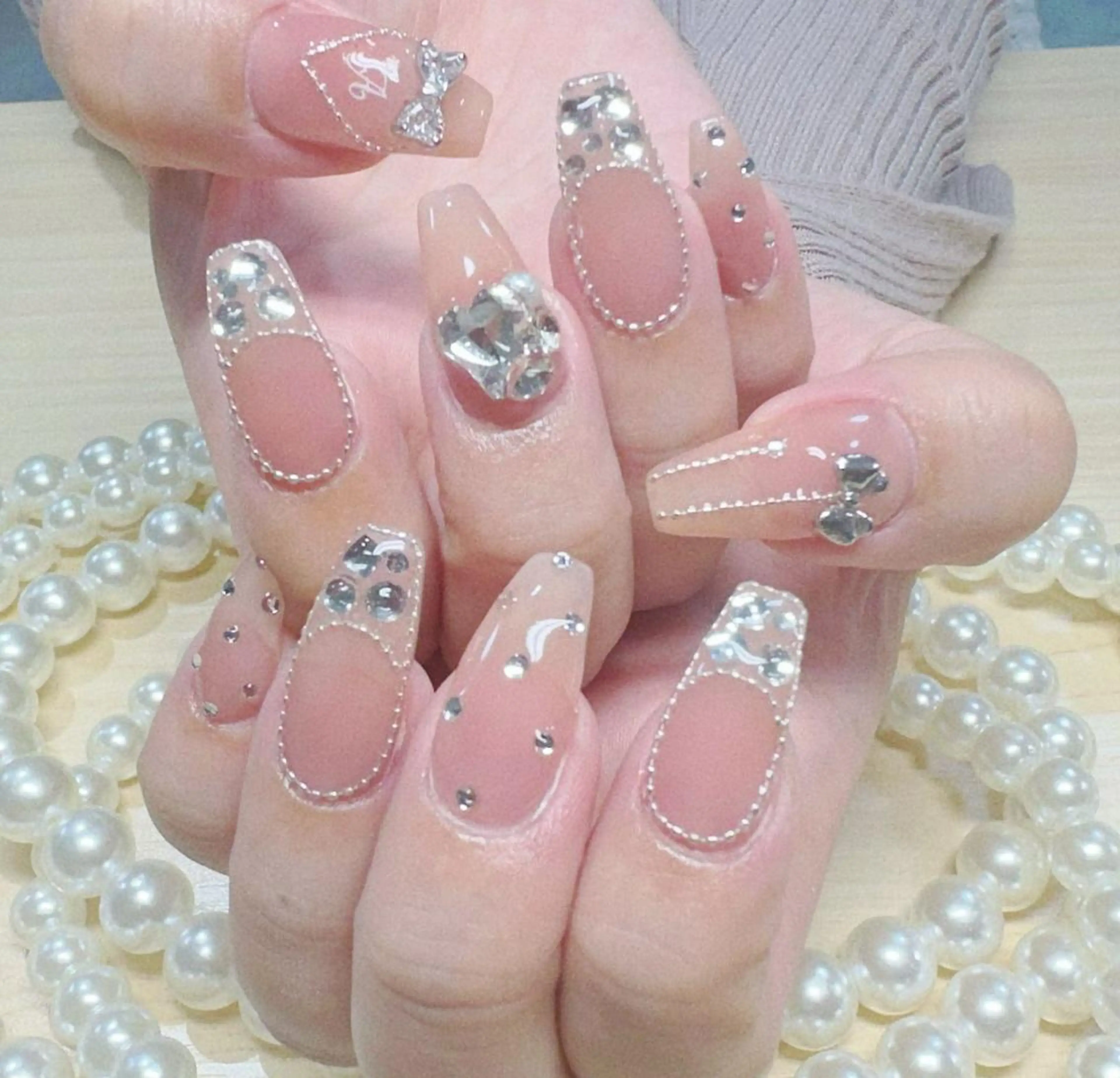 ネイル オーロラネイル 長さ出し フレンチネイル ガーリー キラキラネイル ハンドネイル ハンドケア NANAKO 🌼のネイルデザイン