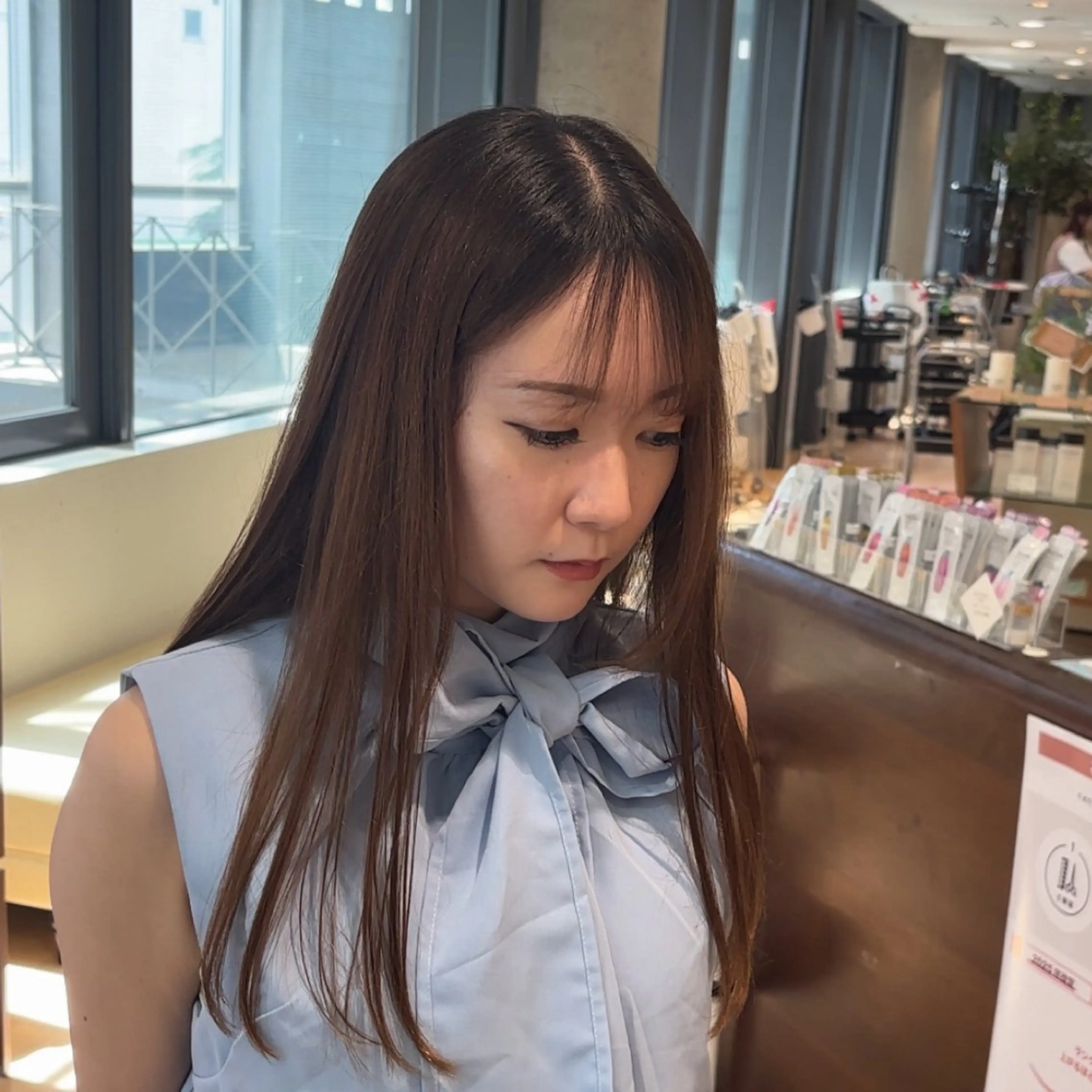 セミロング ✨ケアブリーチカラー ✨️透明感カラーのヘアスタイル