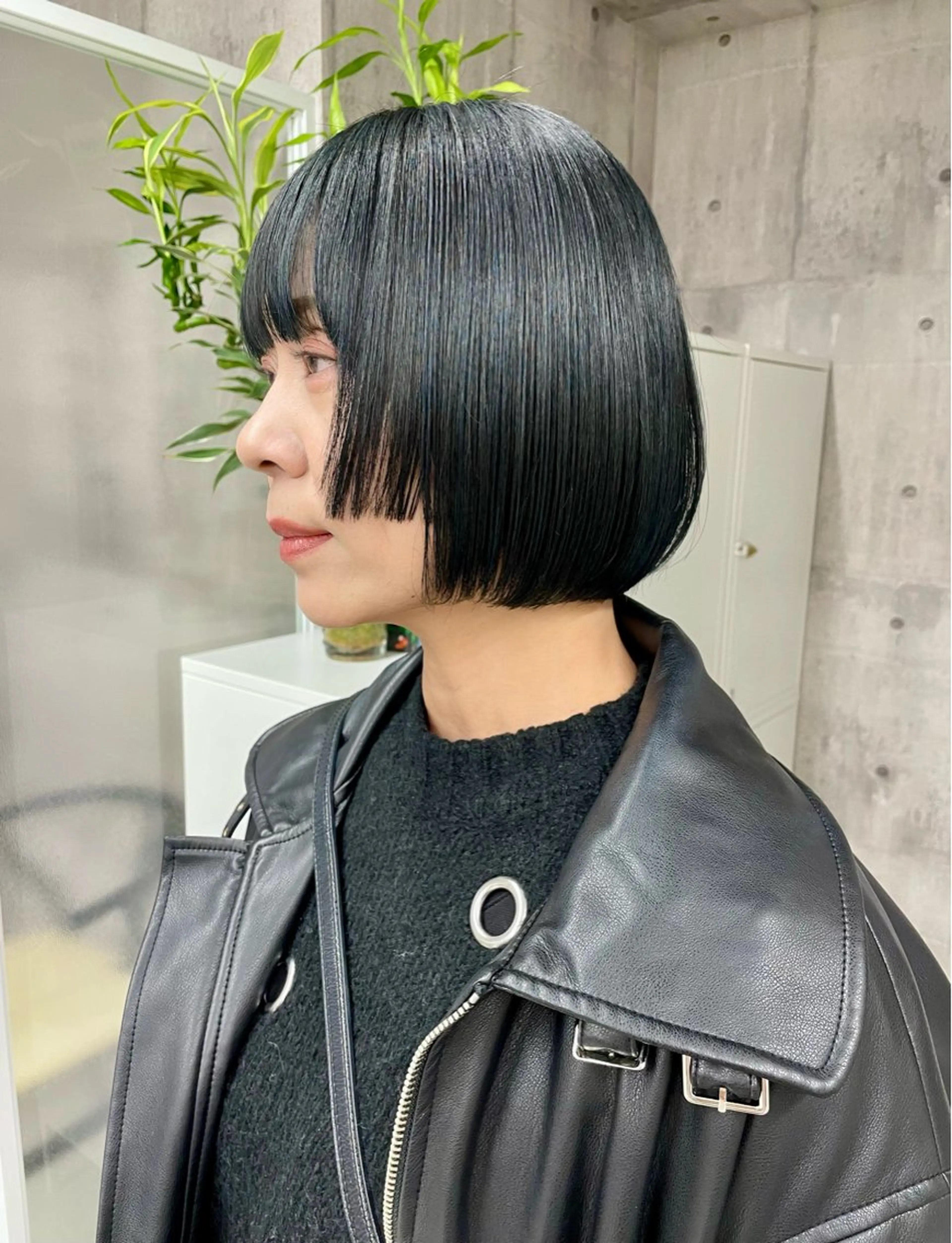 ショート カラー 黒髪 ブルーカラー ブルーブラック ハイライトカラー ハイライト カット ヘアカラー 錦 茉李のヘアスタイル