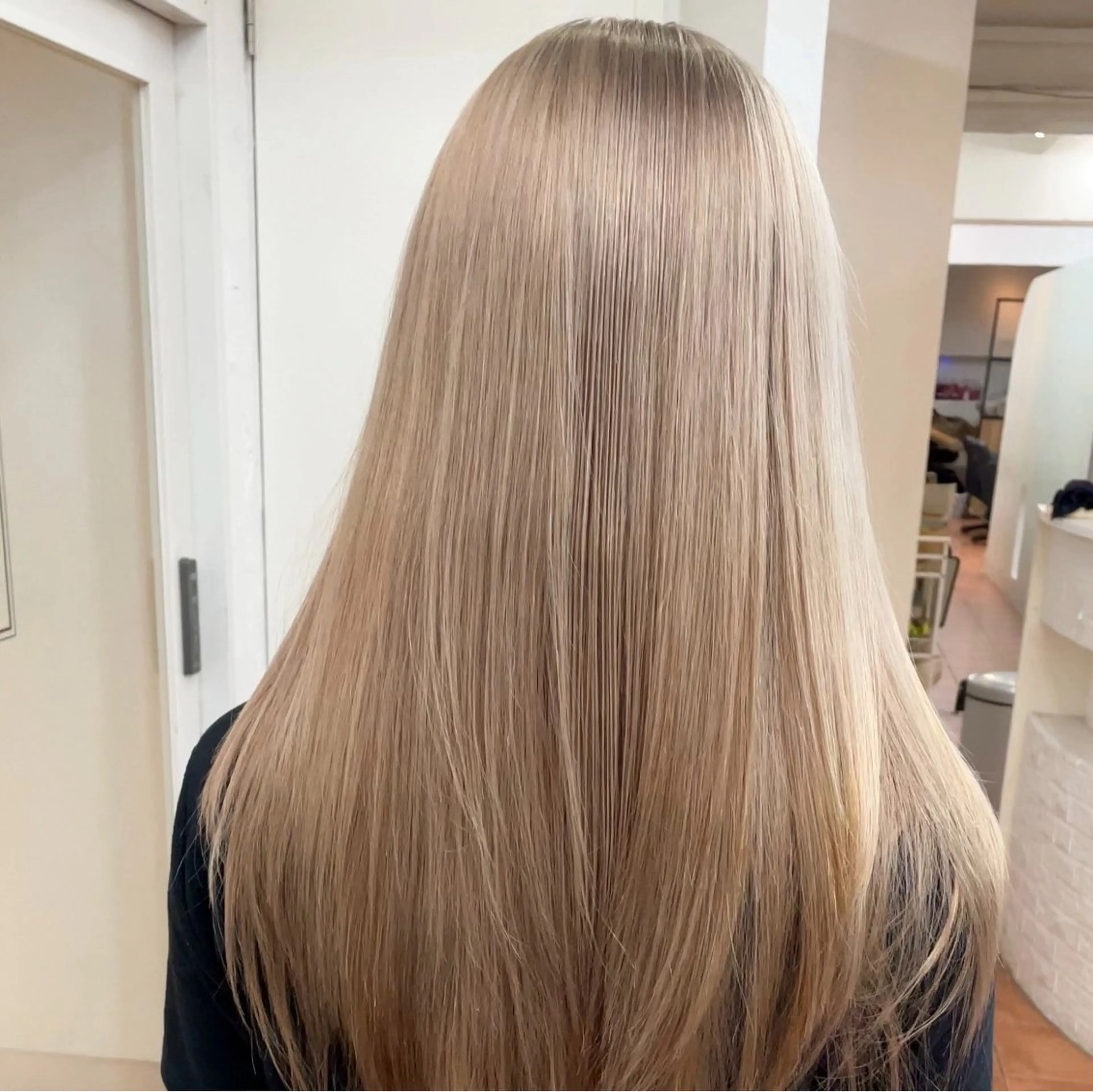 ロング カラー ベージュカラー ブリーチ ケアブリーチ デザインカラー ハイトーンカラー ヘアカラー トリートメント ハイトーン特化× 韓国風カット赤井龍斗のヘアスタイル