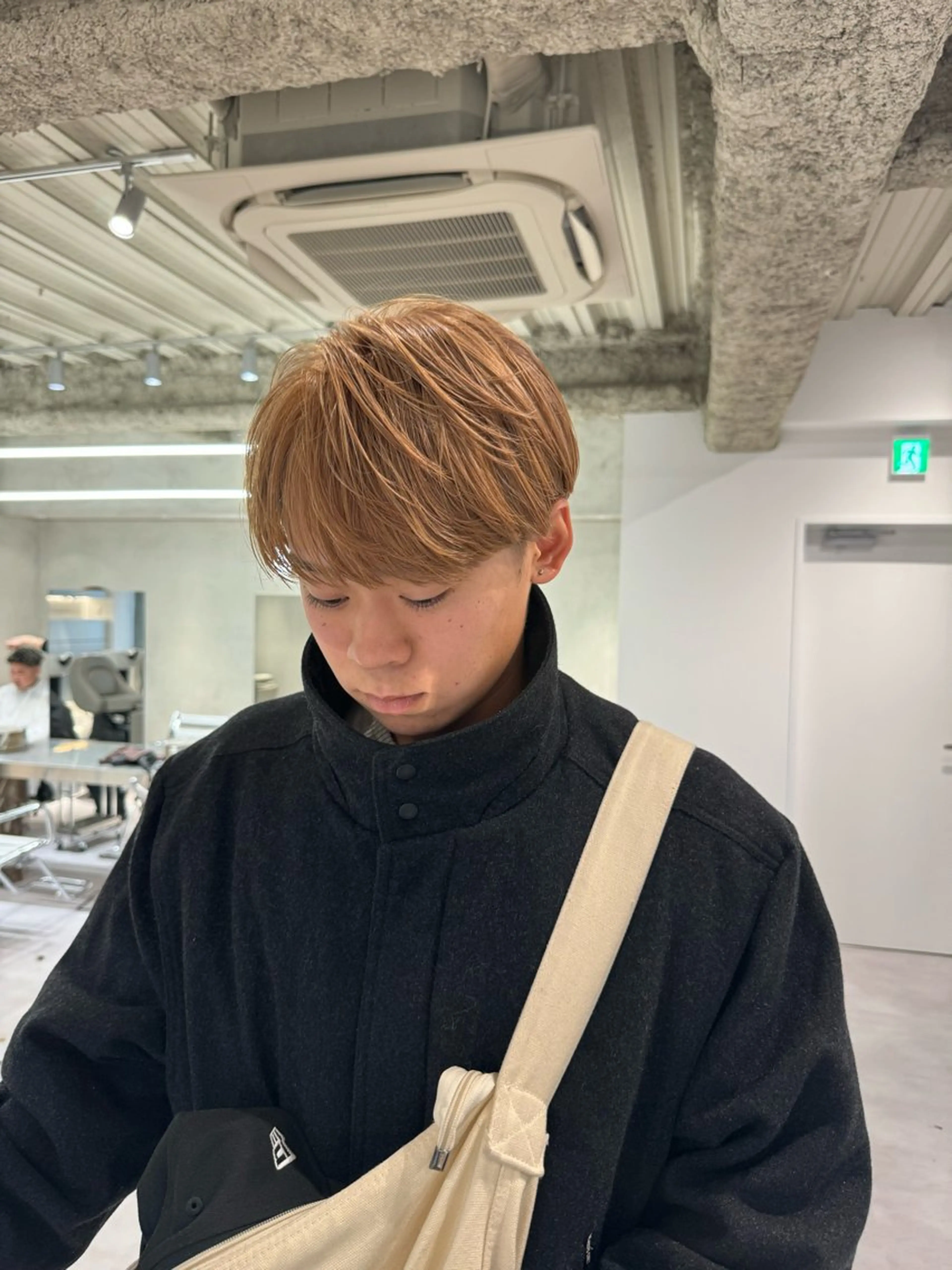 ショート カラー メンズ ベージュカラー ミルクティーベージュ カット ヘアカラー トリートメント 波巻きスパイラルパー マ/シャドウパーマ駿のヘアスタイル
