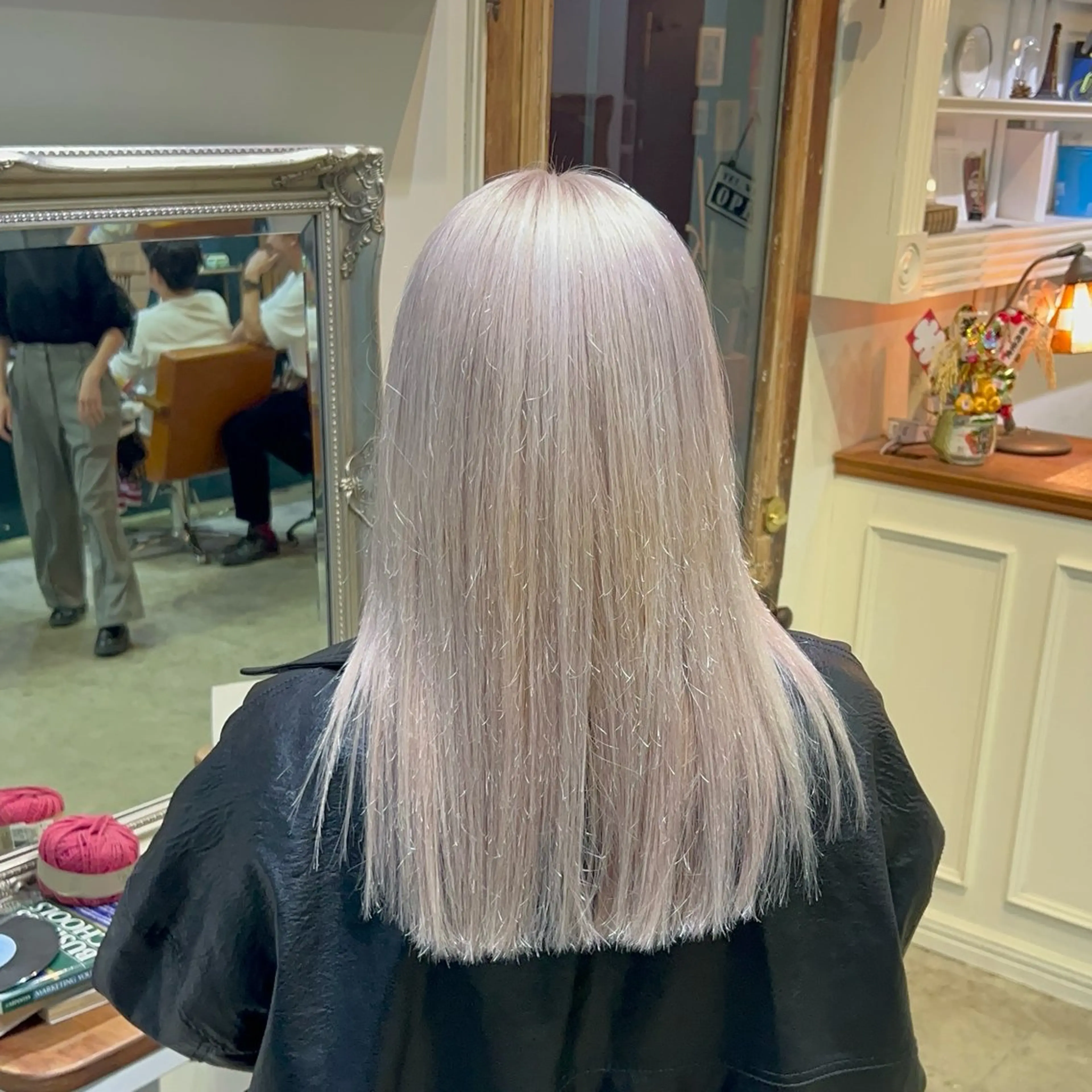 ミディアム カラー ベージュカラー ホワイトベージュ オカベ ショウマのヘアスタイル