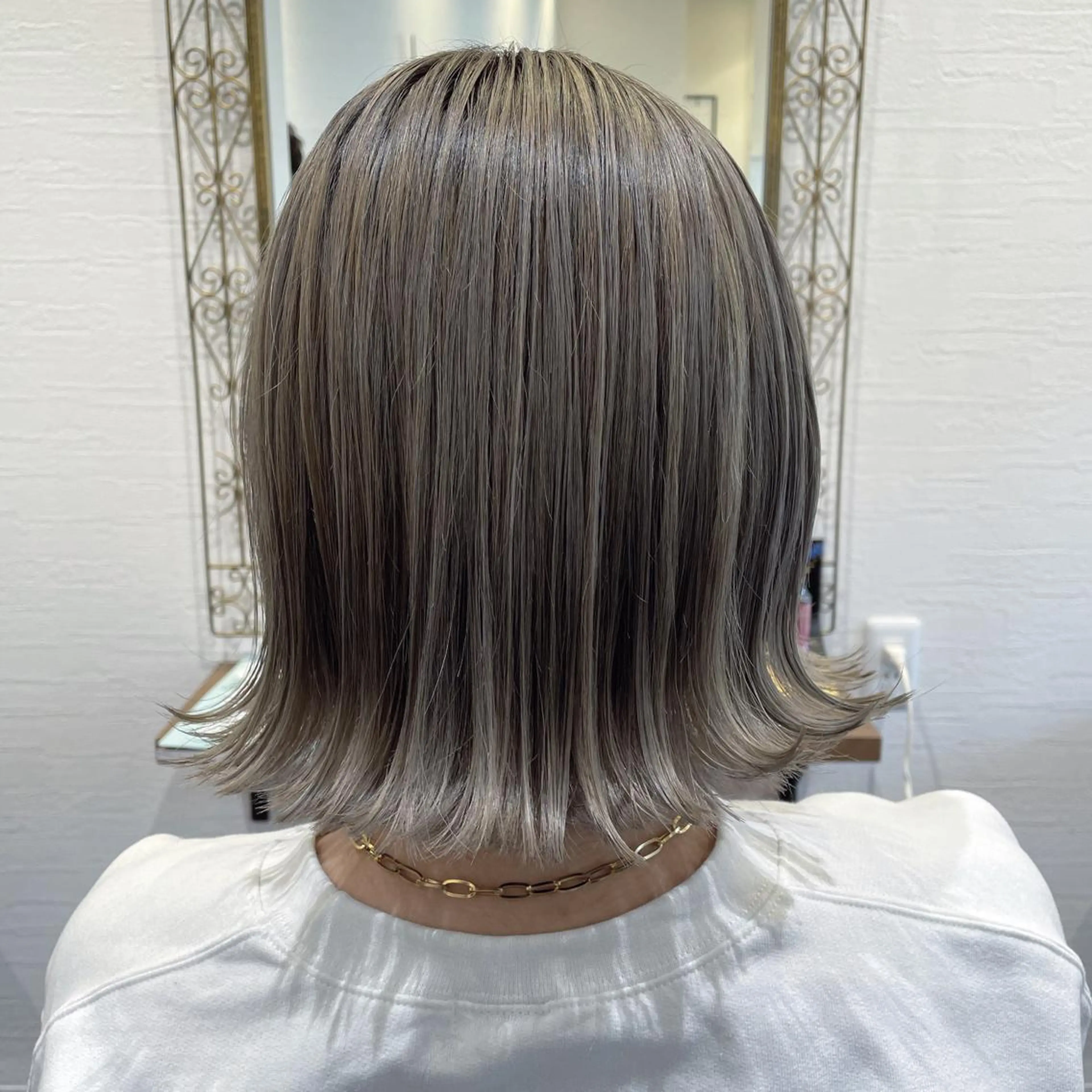 ミディアム カラー グレージュ ミルクティーグレージュ 皆巳 達郎のヘアスタイル