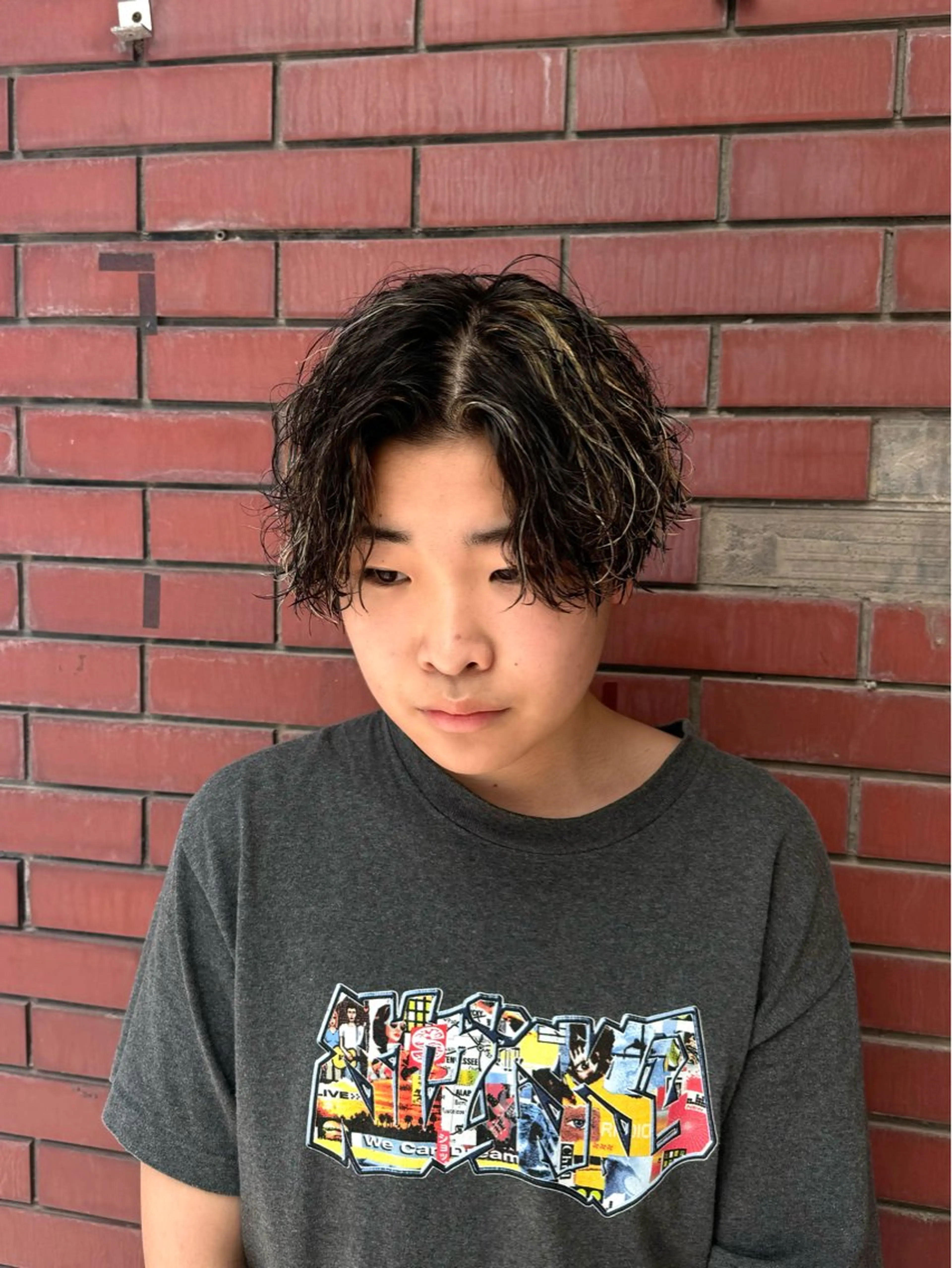 カラー パーマ メンズ センターパート メンズハイライト メンズメッシュ メンズパーマ 波巻きパーマ カット ヘアカラー パーマ 柏メンズカットパーマ NO.1タイチのヘアスタイル