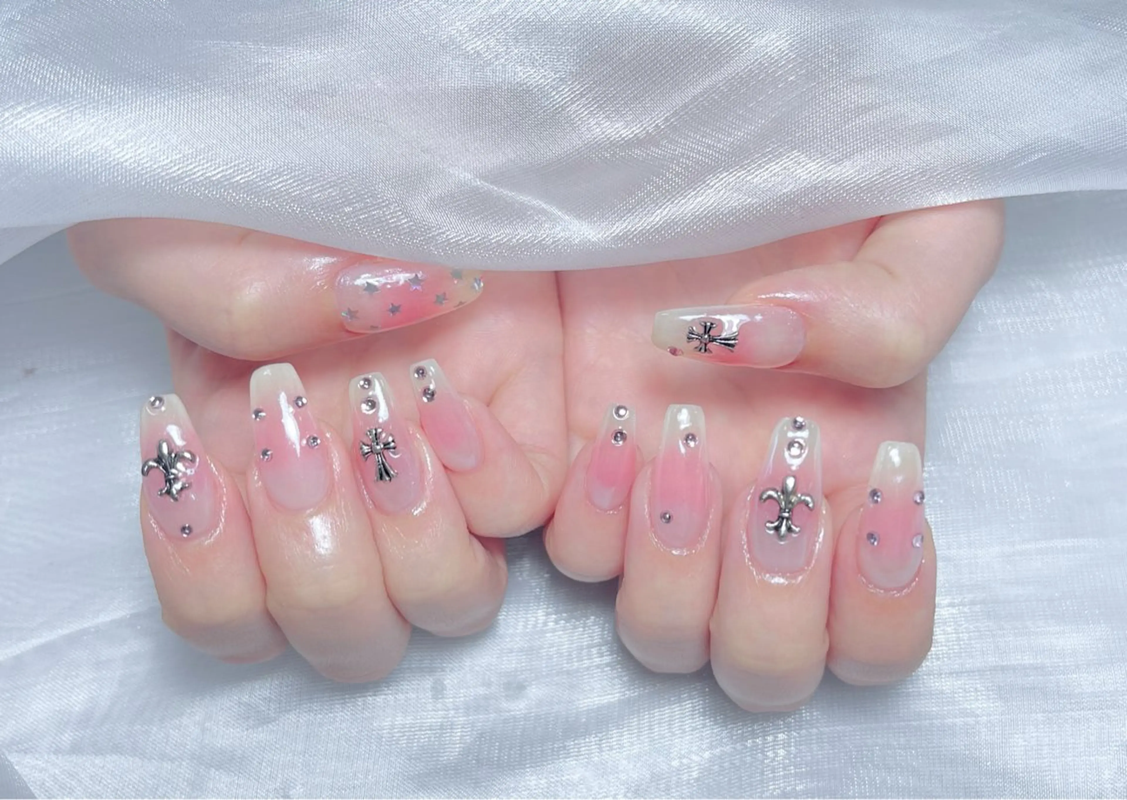 ネイル 成人式 ロングネイル マグネットネイル 大理石ネイル(マーブル) リボン ハンドネイル Amee Nailsalon所属・Amee Nailsalonのネイルデザイン