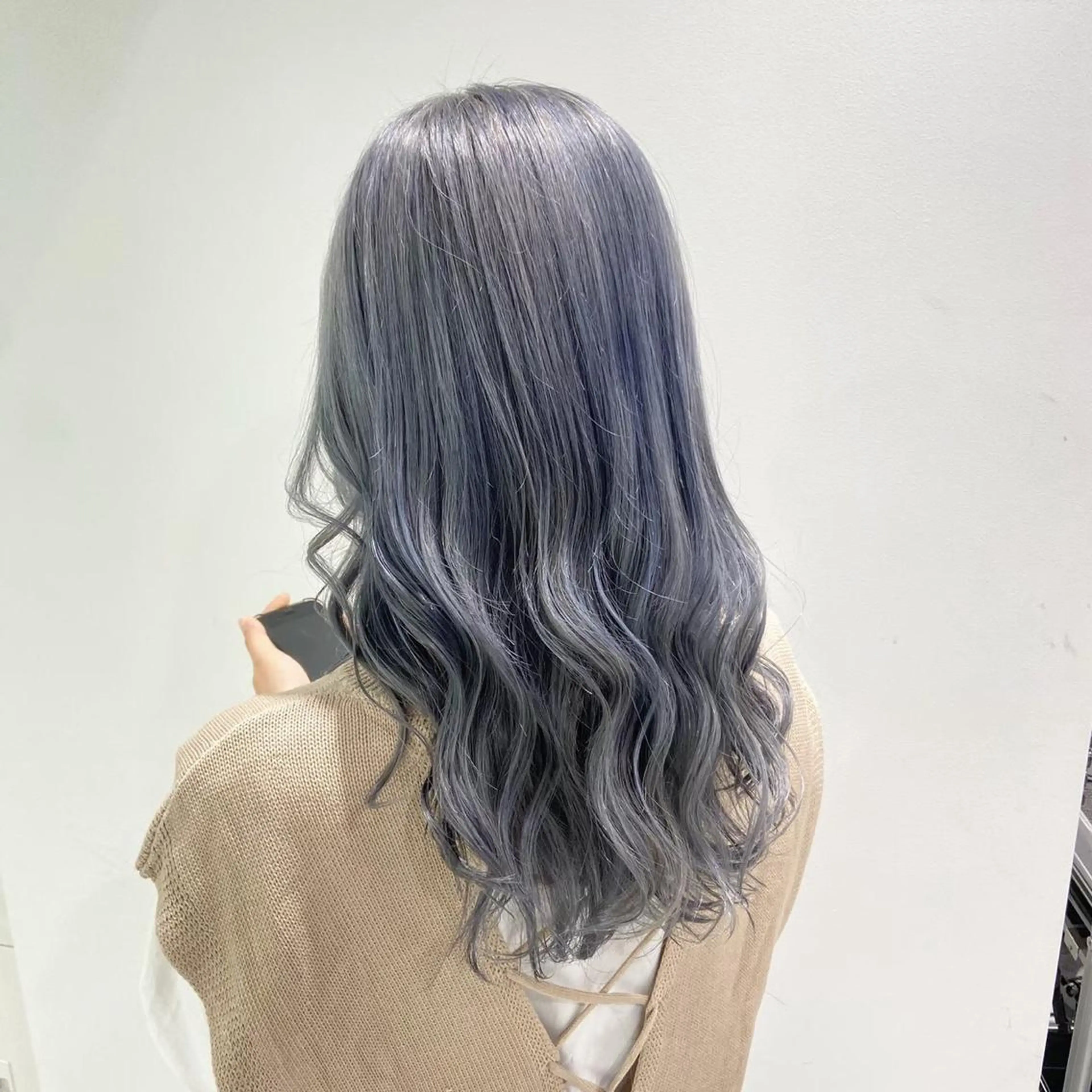 セミロング 寒色＆ブリーチ特化 寒色MiOのヘアスタイル