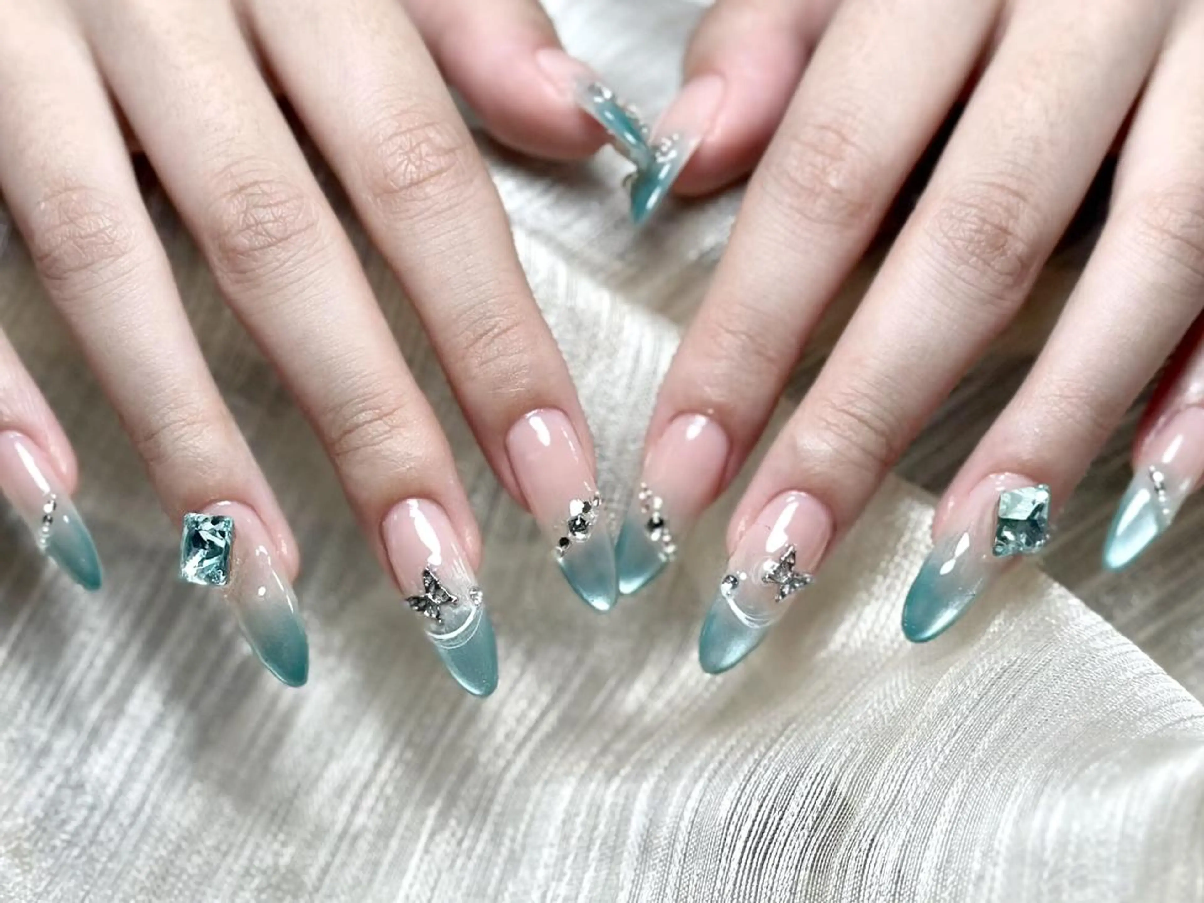 ネイル 長さ出し フレンチネイル グラデーション マグネットネイル マグネットフレンチ ハンドネイル ハンドケア るか 池袋のネイルデザイン