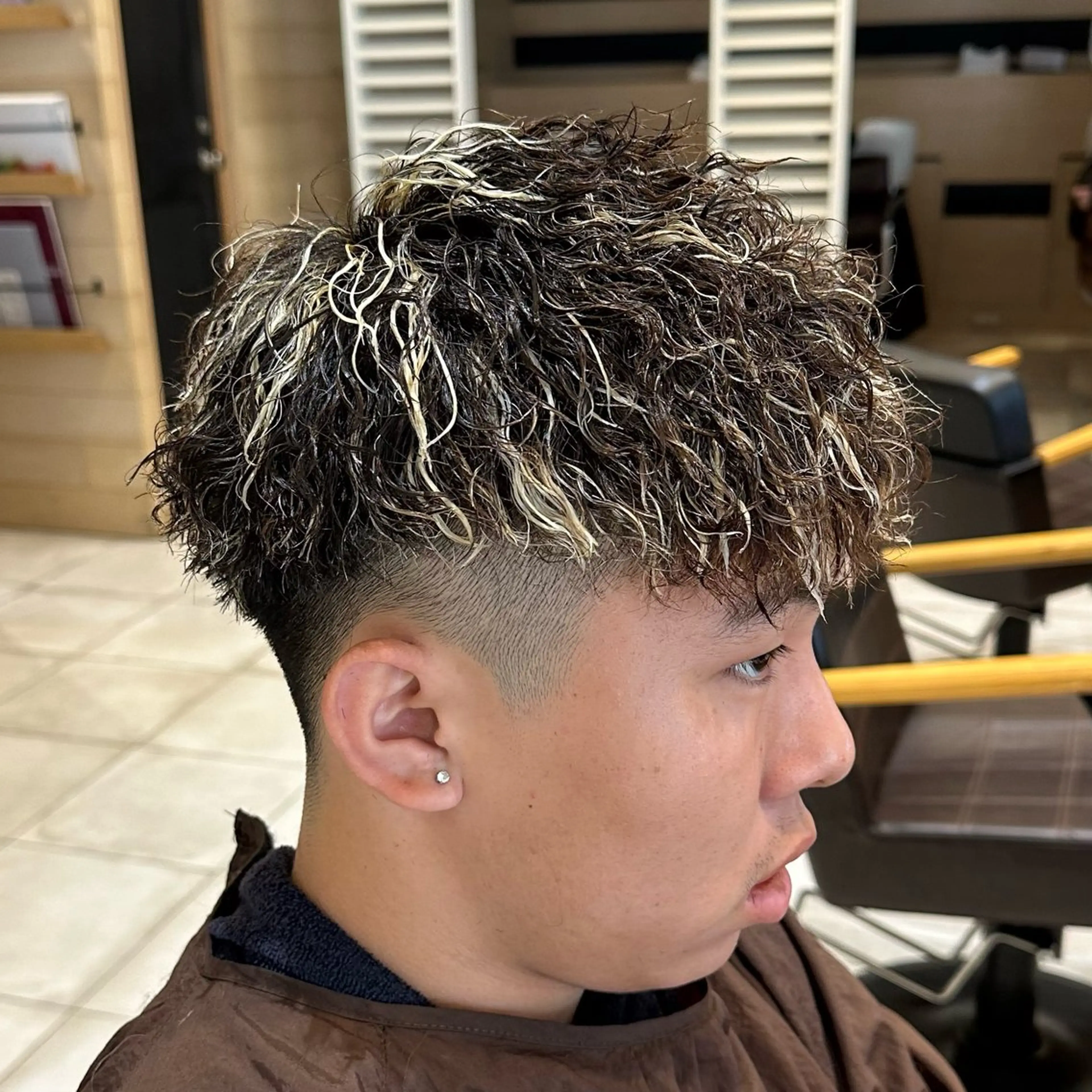 ショート カラー パーマ メンズ カット ヘアカラー パーマ メンズ特化　パーマ メッシュハイライトのヘアスタイル