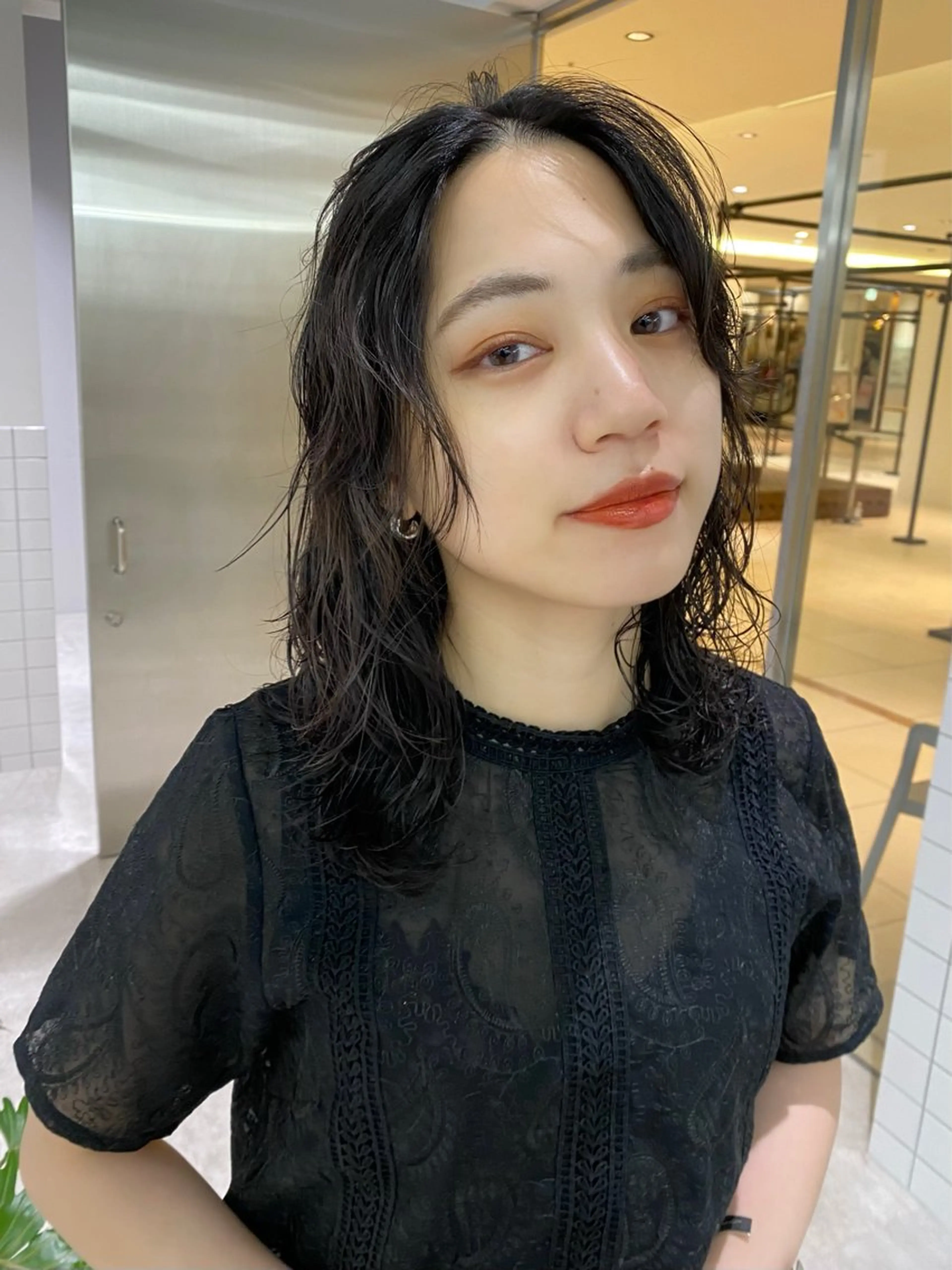 ミディアム カラー ミディアムパーマ レイヤーカット カット ヘアカラー トリートメント 似合わせカット レイヤーボブウルフのヘアスタイル