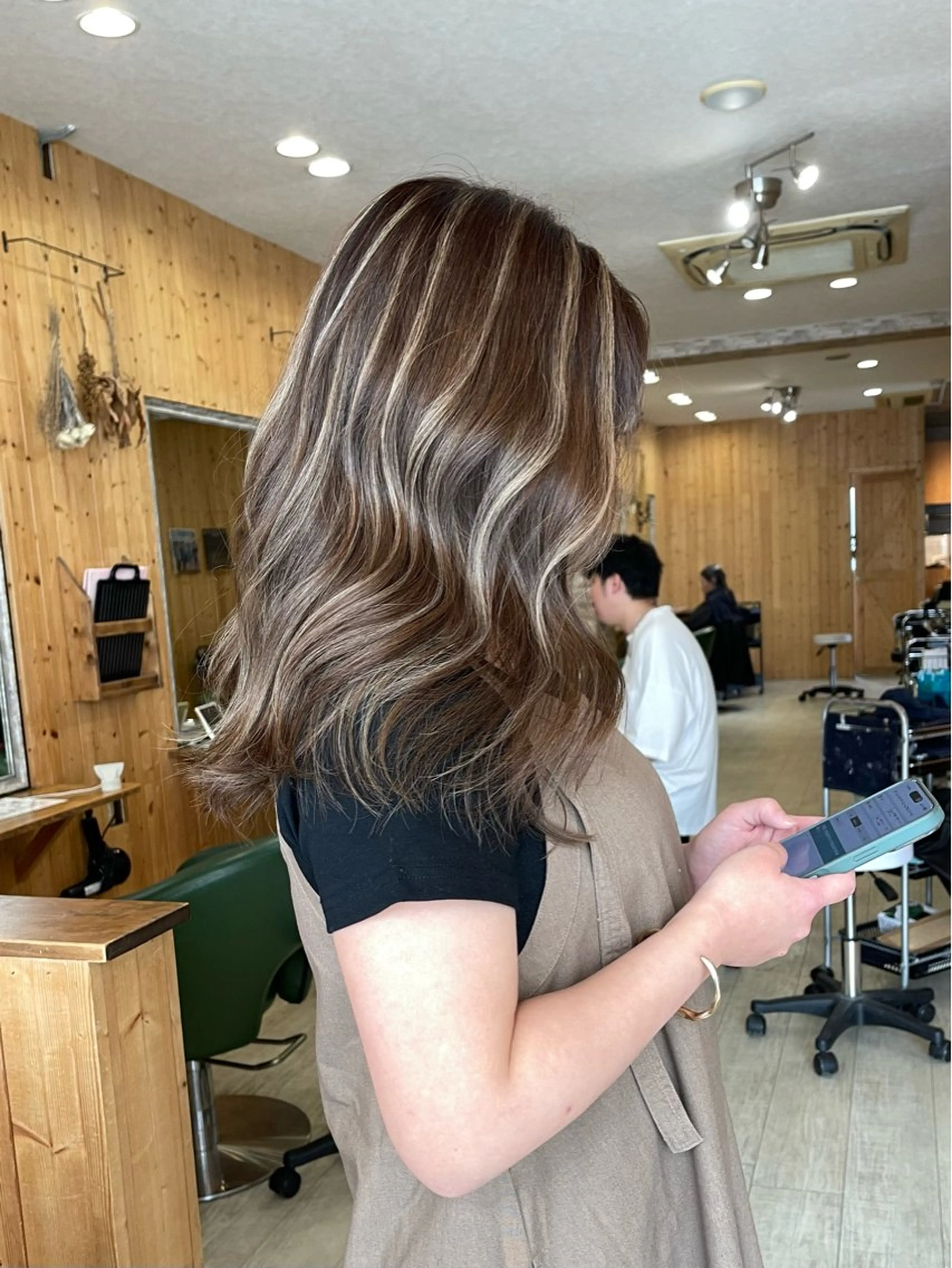 【色落ちしても可愛い】柔らかケアブリーチハイライト＋カット+透明感カラー¥15,700の写真