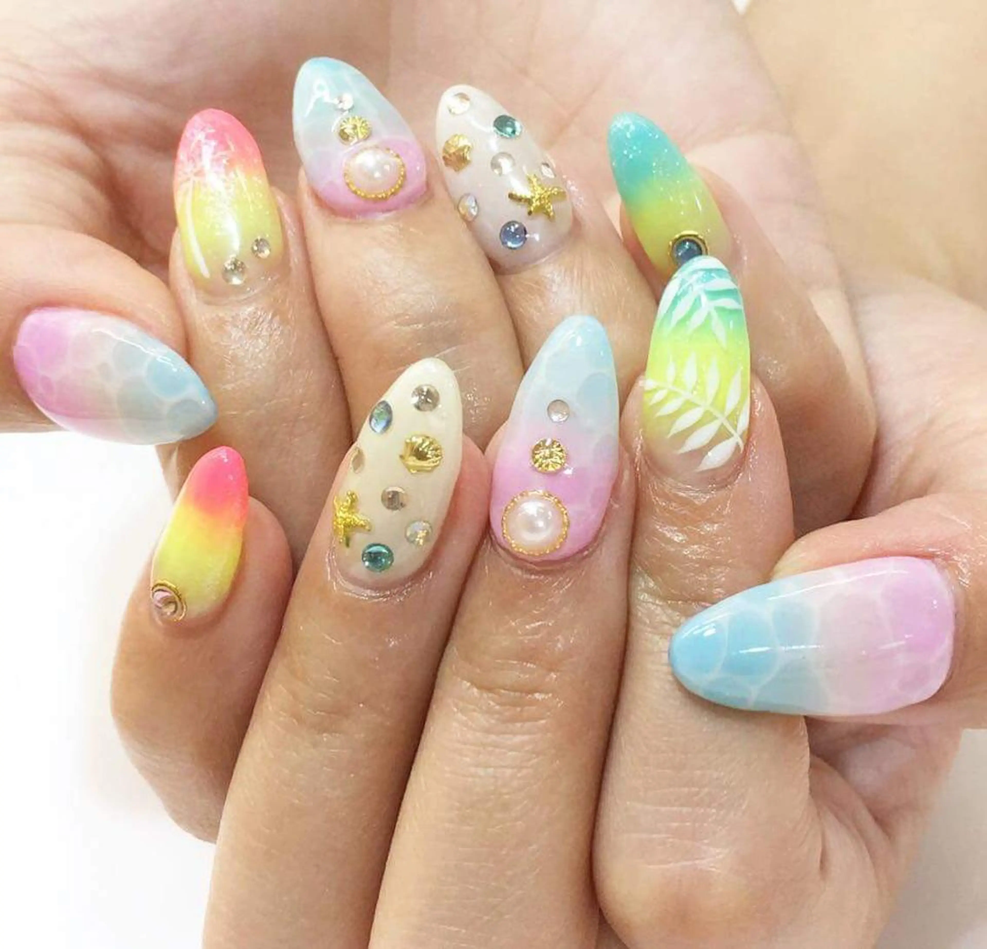 セミロング カラー パーマ ヘアアレンジ メンズ キッズ ネイル マツエク・マツパ 付け放題 アートネイル ジェルネイル ラメ(グリッター) 持ち込み NAILSGOGO shibuyaのネイルデザイン