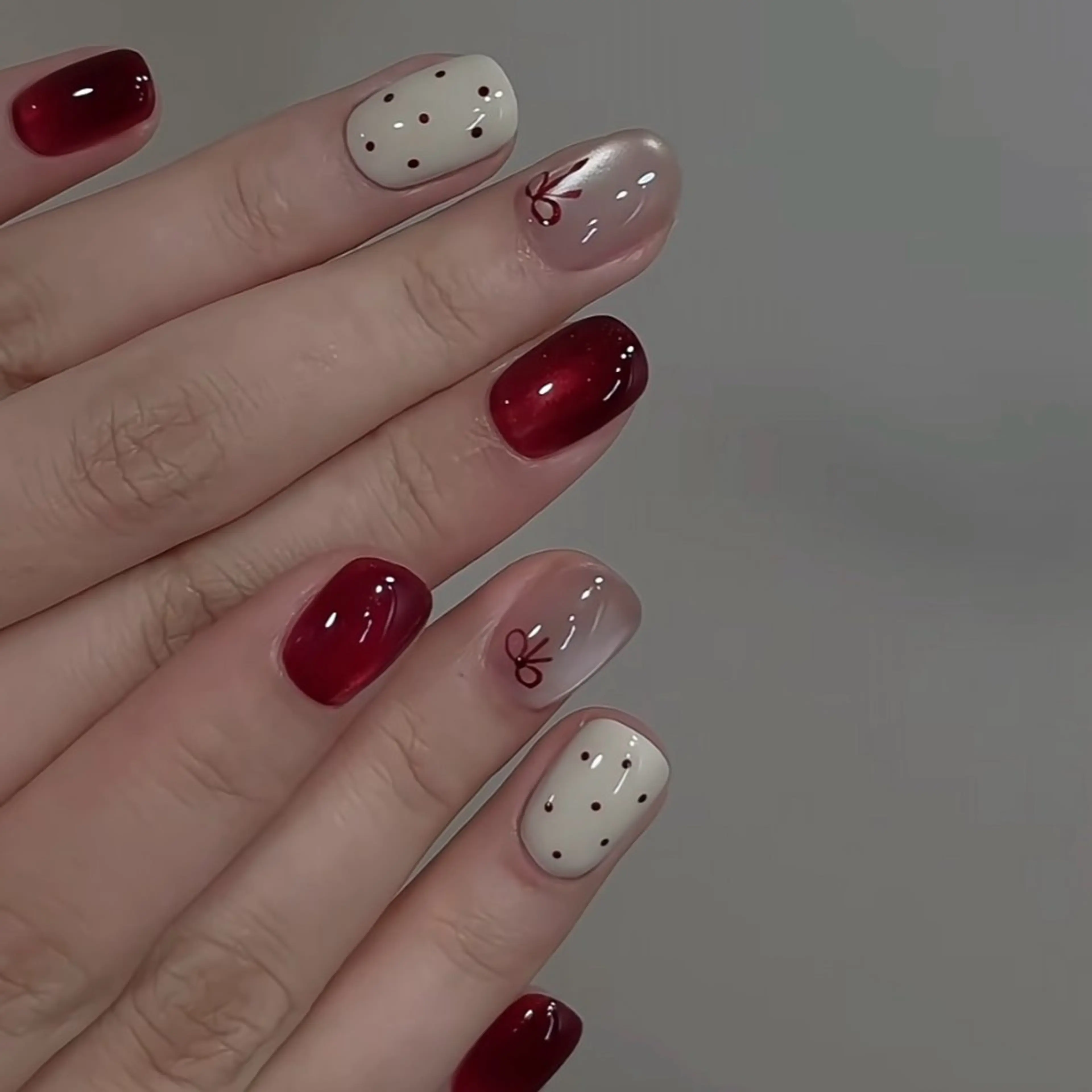 ネイル アートネイル ラメ(グリッター) 赤色 冬ネイル クリスマス ハンドネイル はなネイル所属・R_nail xixiのネイルデザイン