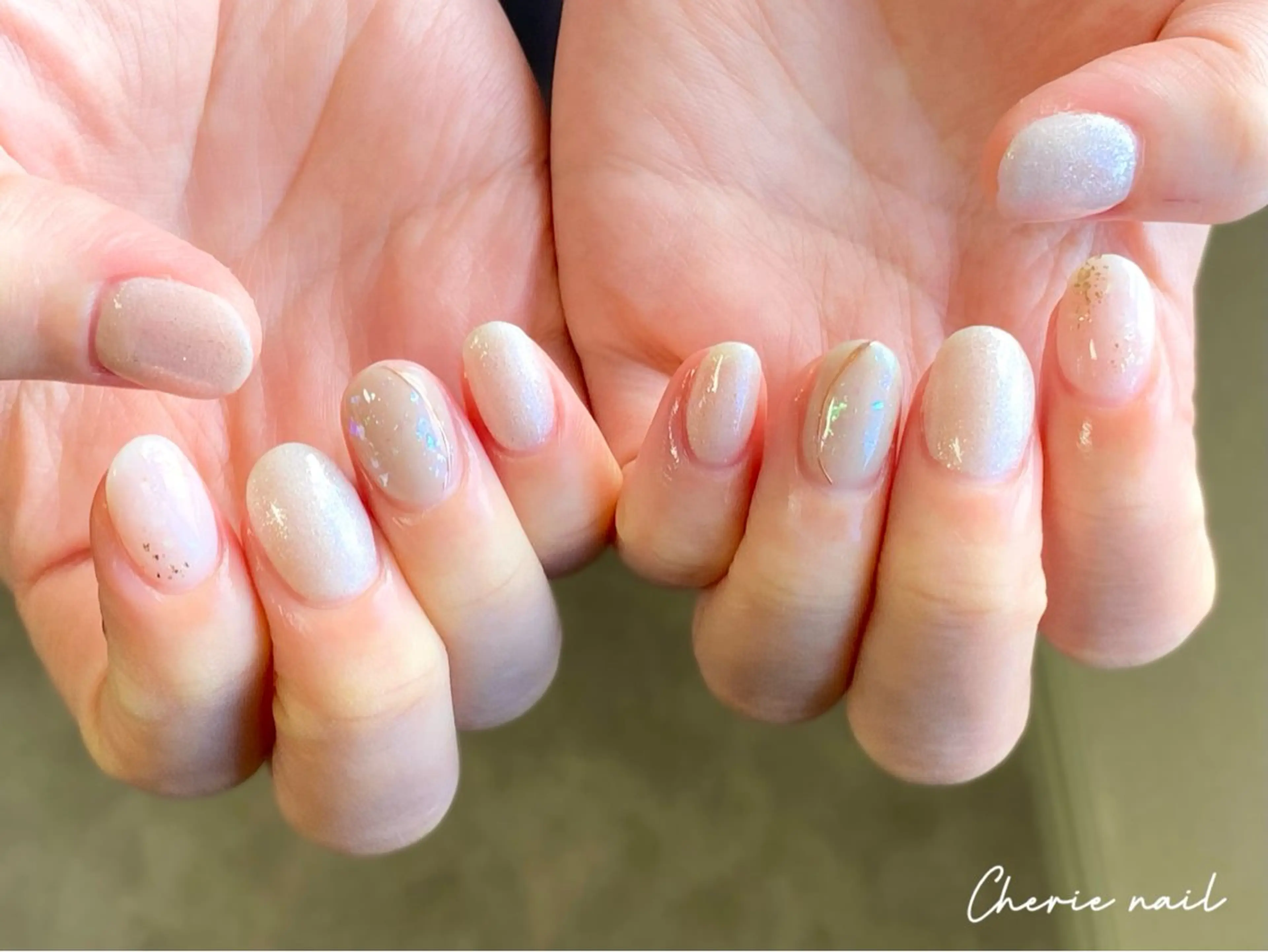ネイル オーロラネイル ジェルネイル ラメ(グリッター) ミラーネイル ホワイト Cherienail yunaのネイルデザイン