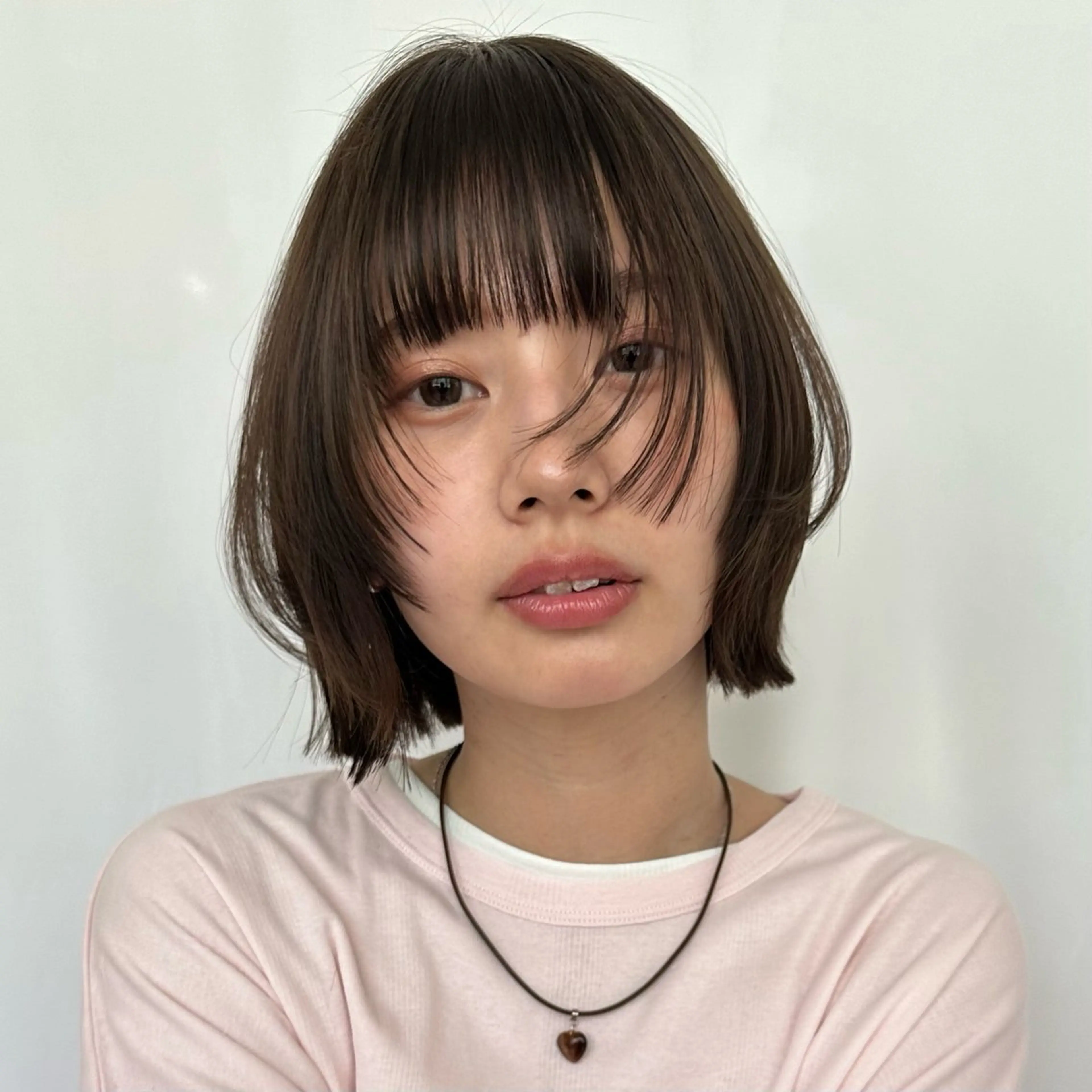 ミディアム アッシュ ボブ 顔まわりレイヤー レイヤーカット カット ヘアカラー 平野恵/透明感カラー ブリーチ/ボブのヘアスタイル