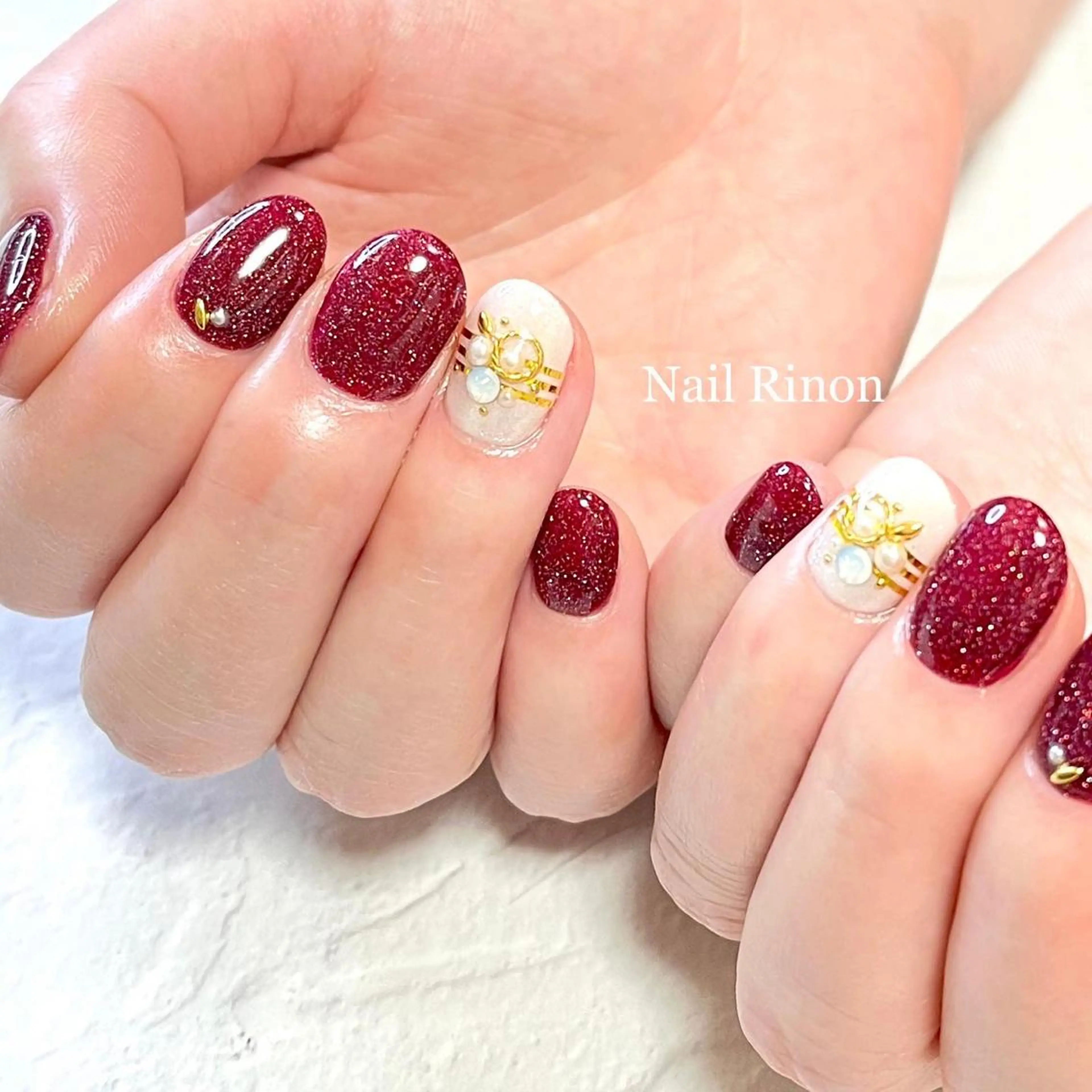 ネイル ラメ(グリッター) 赤色 ホワイト 冬ネイル クリスマス ハンドネイル Nail Rinonのネイルデザイン