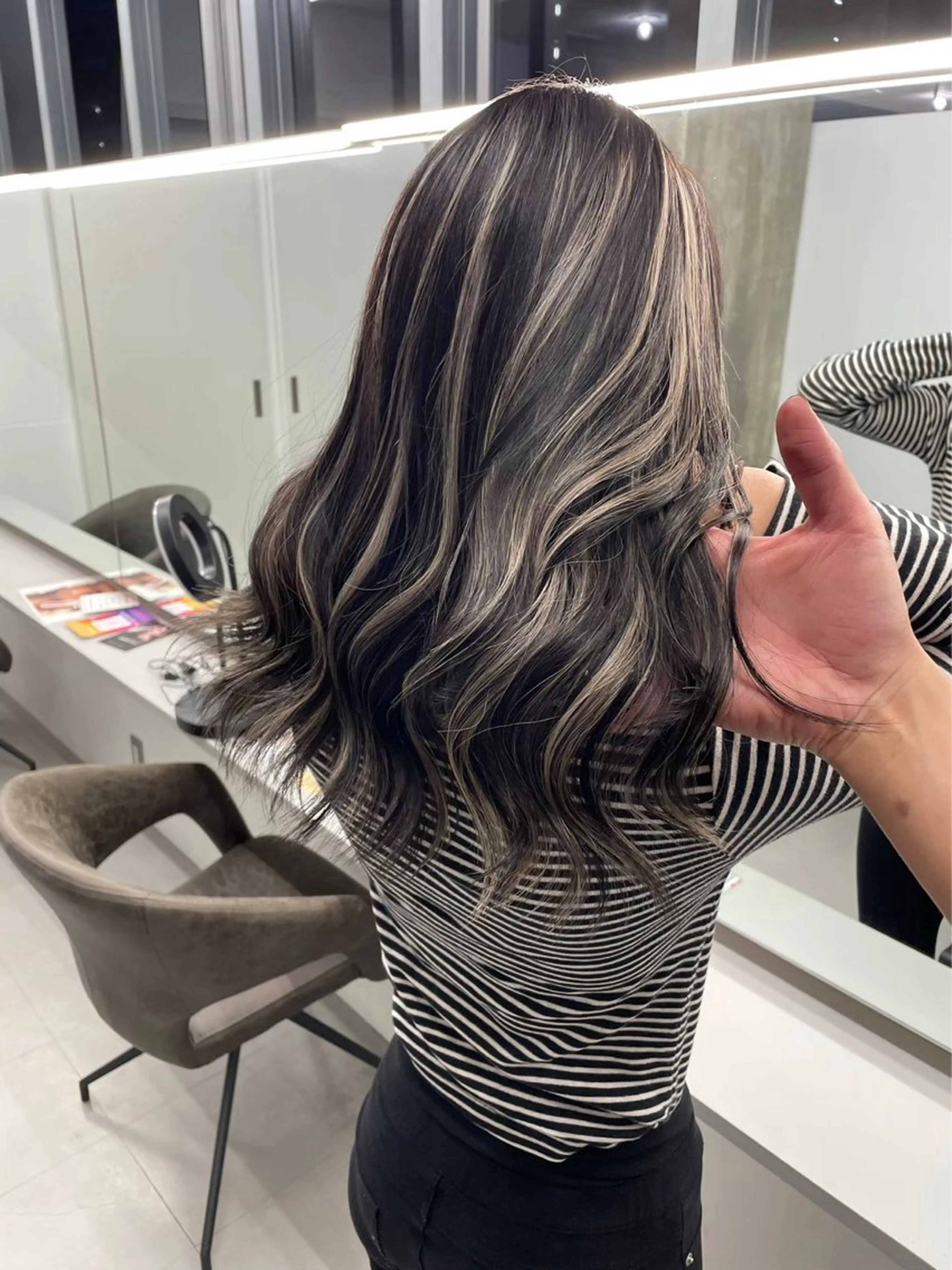 セミロング カラー ベージュカラー ブリーチ ハイライトカラー ハイライト 髪質改善SALON MIST+所属・荒金 大翔のヘアスタイル