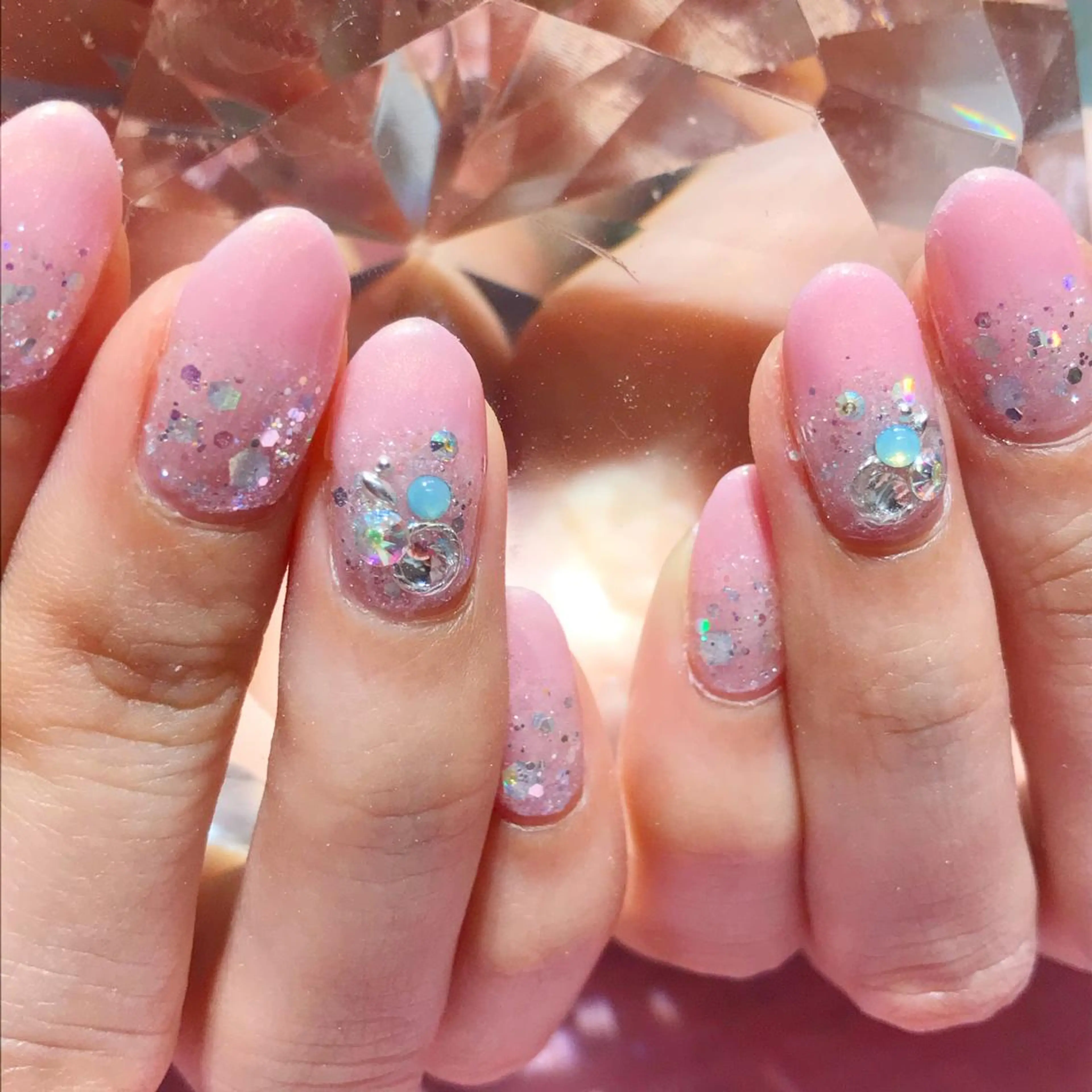 ネイル オーロラネイル ブルー グラデーション ラメ(グリッター) ピンク YUN 💅のネイルデザイン