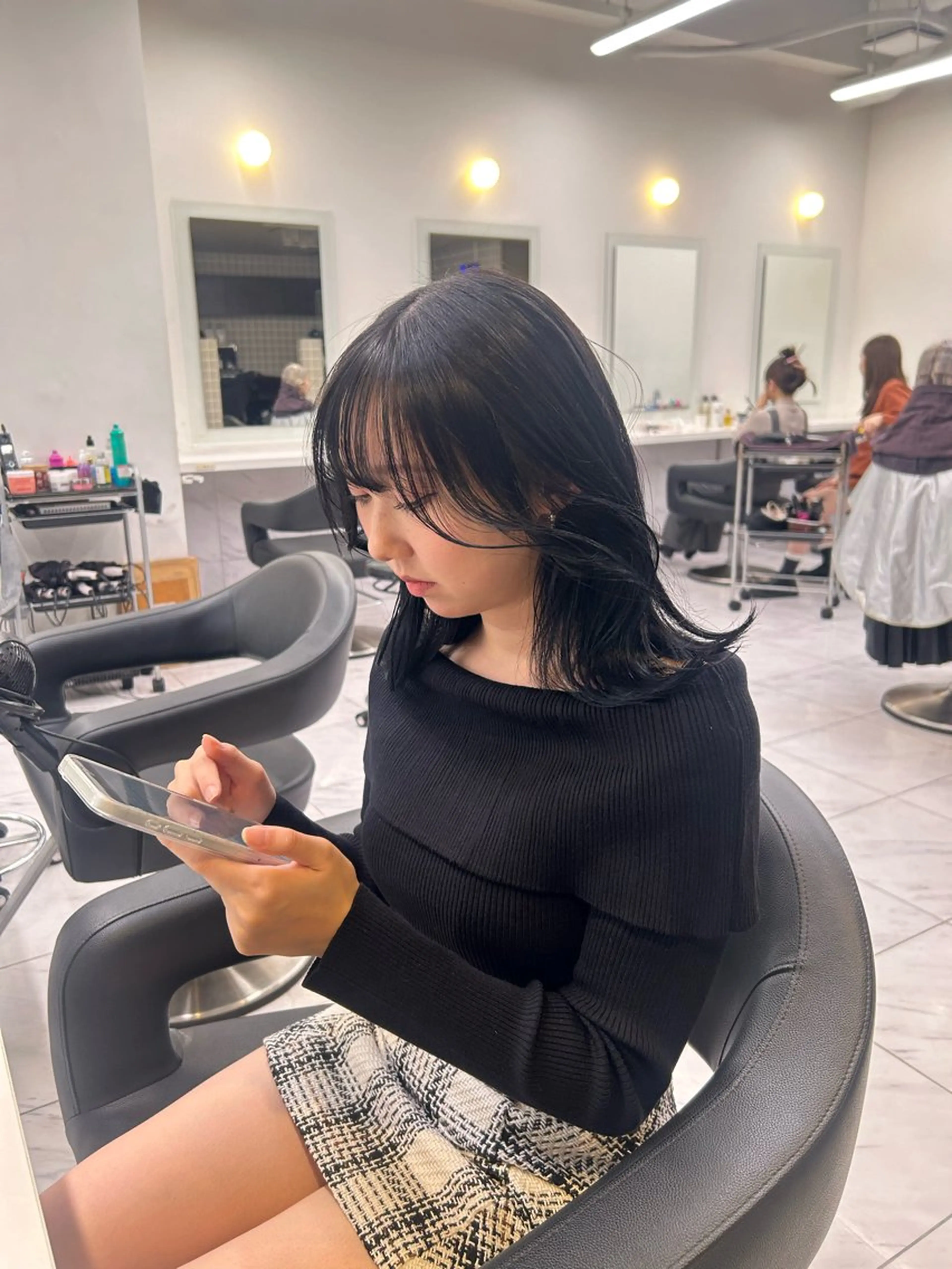 セミロング カラー カット ヘアカラー 韓国ヘア暗髪 ダブルカラーメンズ可のヘアスタイル