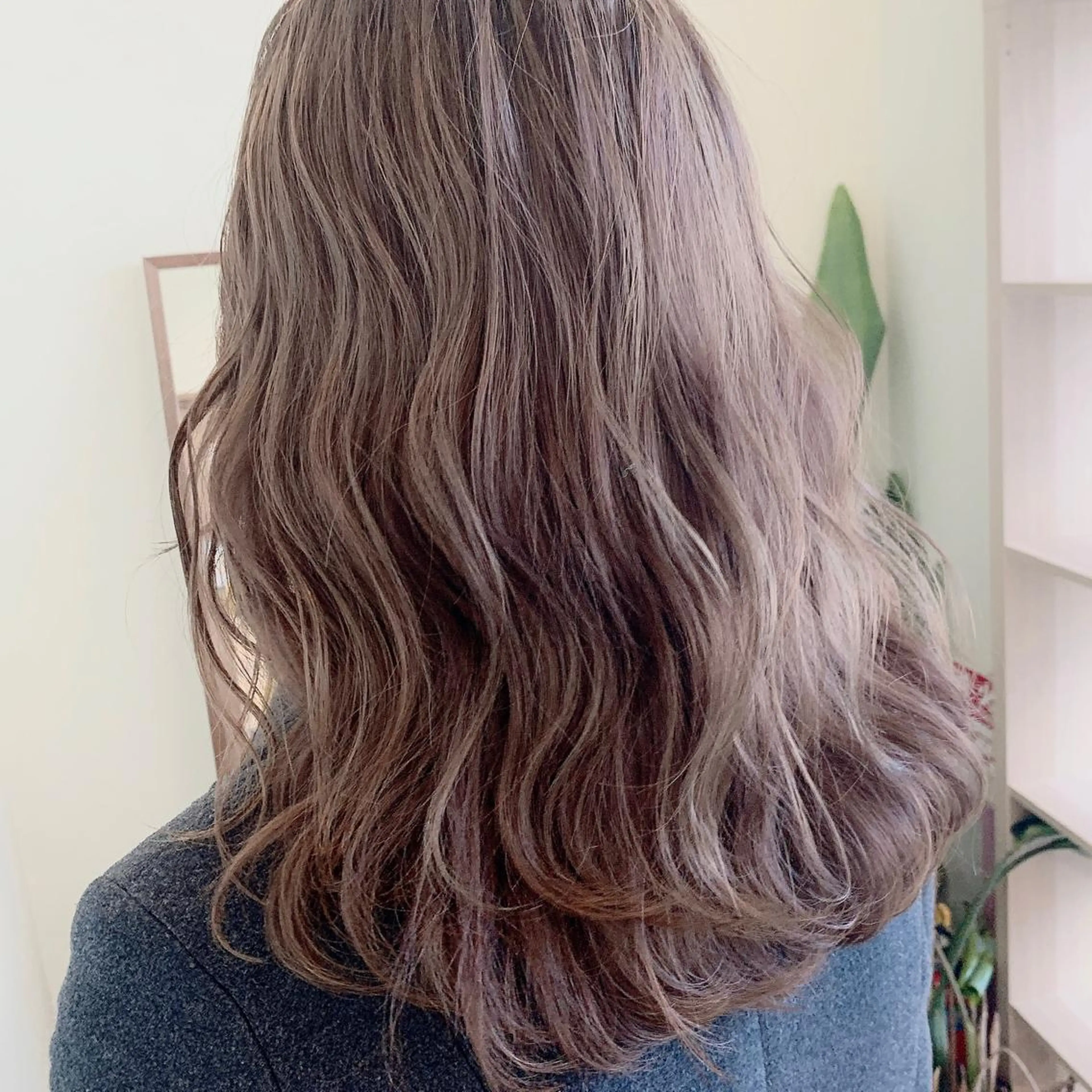 ロング カラー アッシュ アッシュグレー 透明感カラー ヘアカラー NUMBER_ ユイナのヘアスタイル