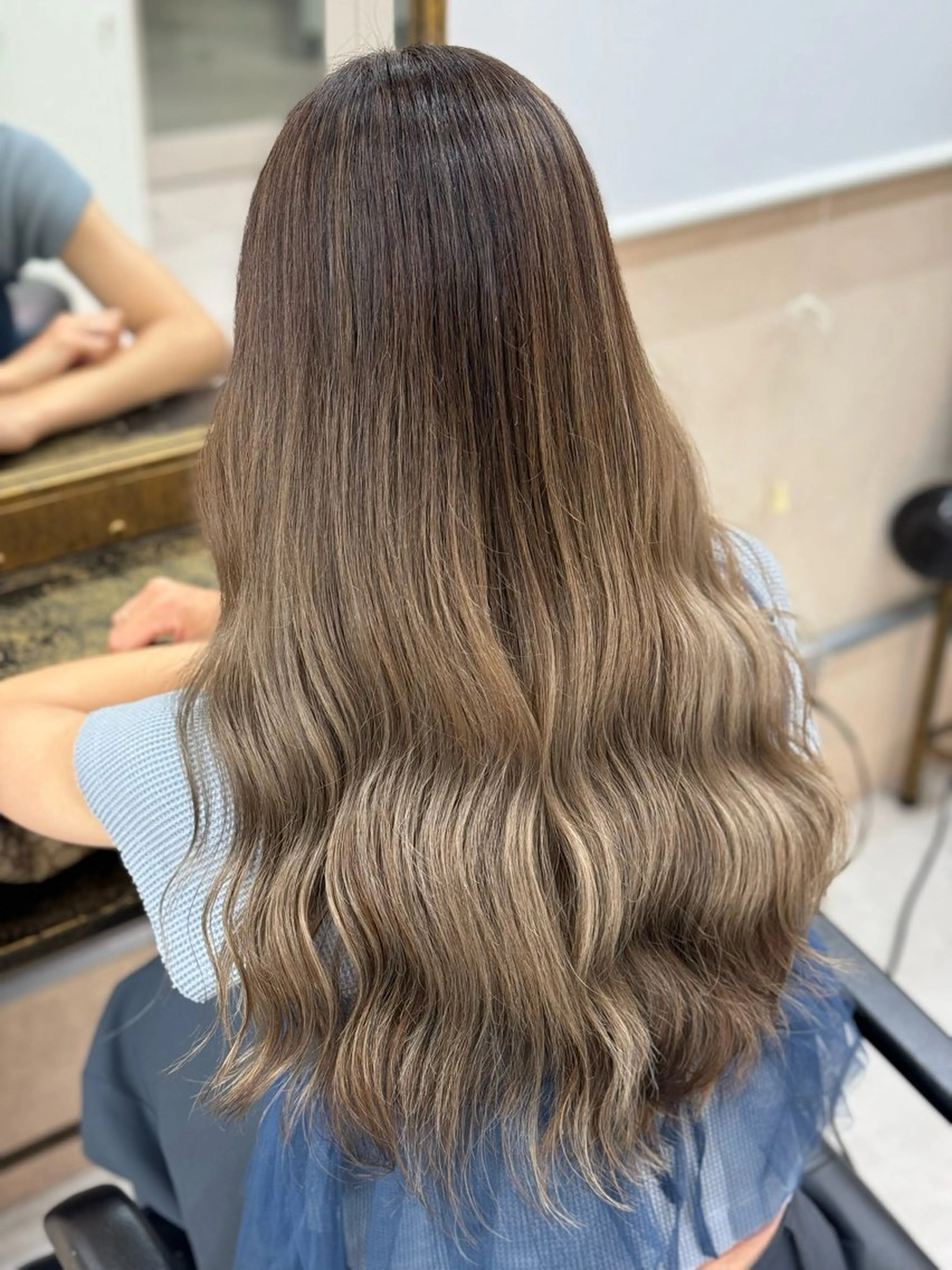 ロング カラー バレイヤージュ ブリーチ ハイトーンカラー エクステ レイヤーカット カット ヘアカラー トリートメント ブリーチ ショーヤのヘアスタイル