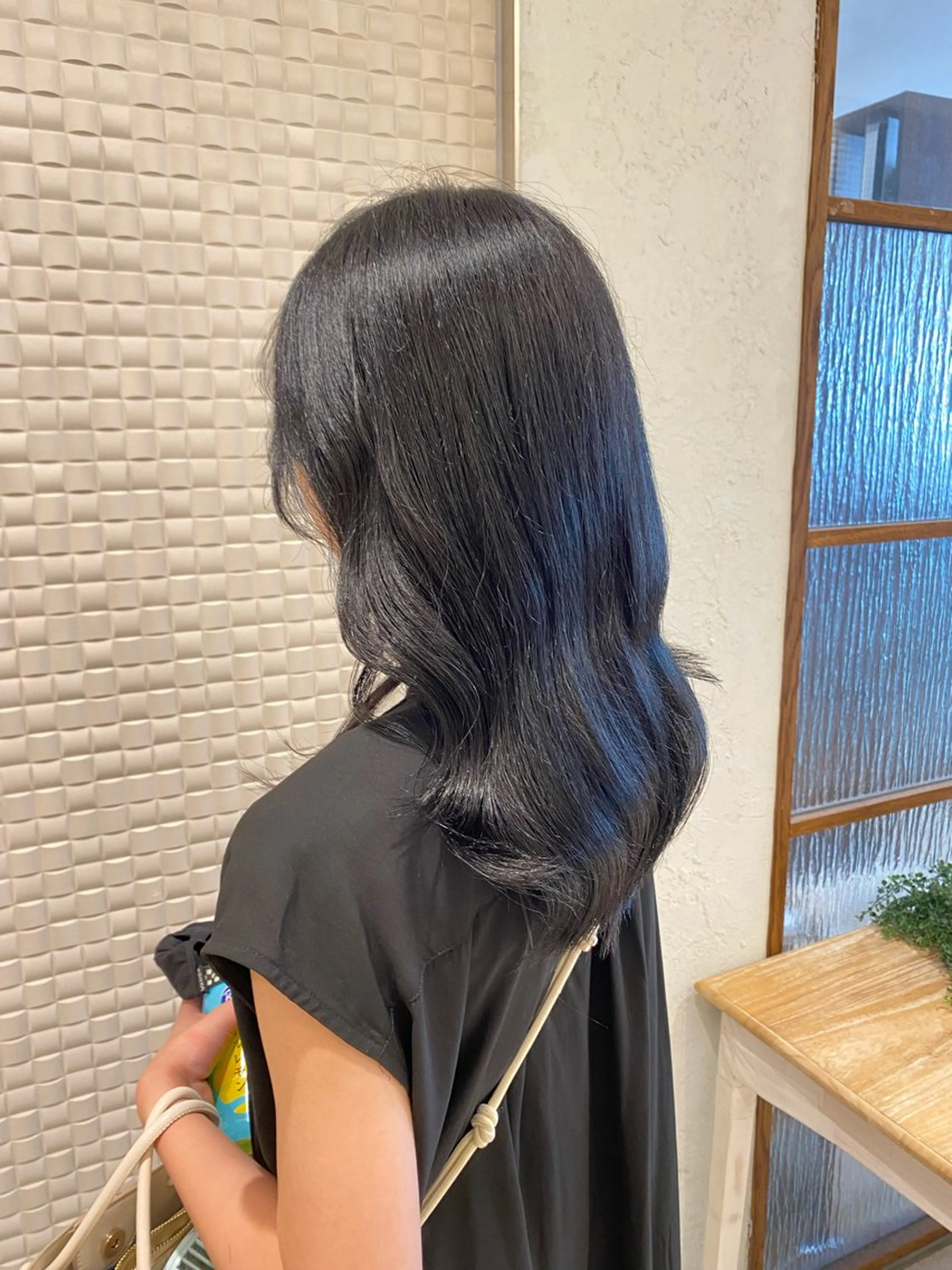ミディアム カラー ヘアアレンジ 黒髪 ブルーカラー ブルーブラック ヘアカラー 新宿スペインカール ヨモギダのヘアスタイル