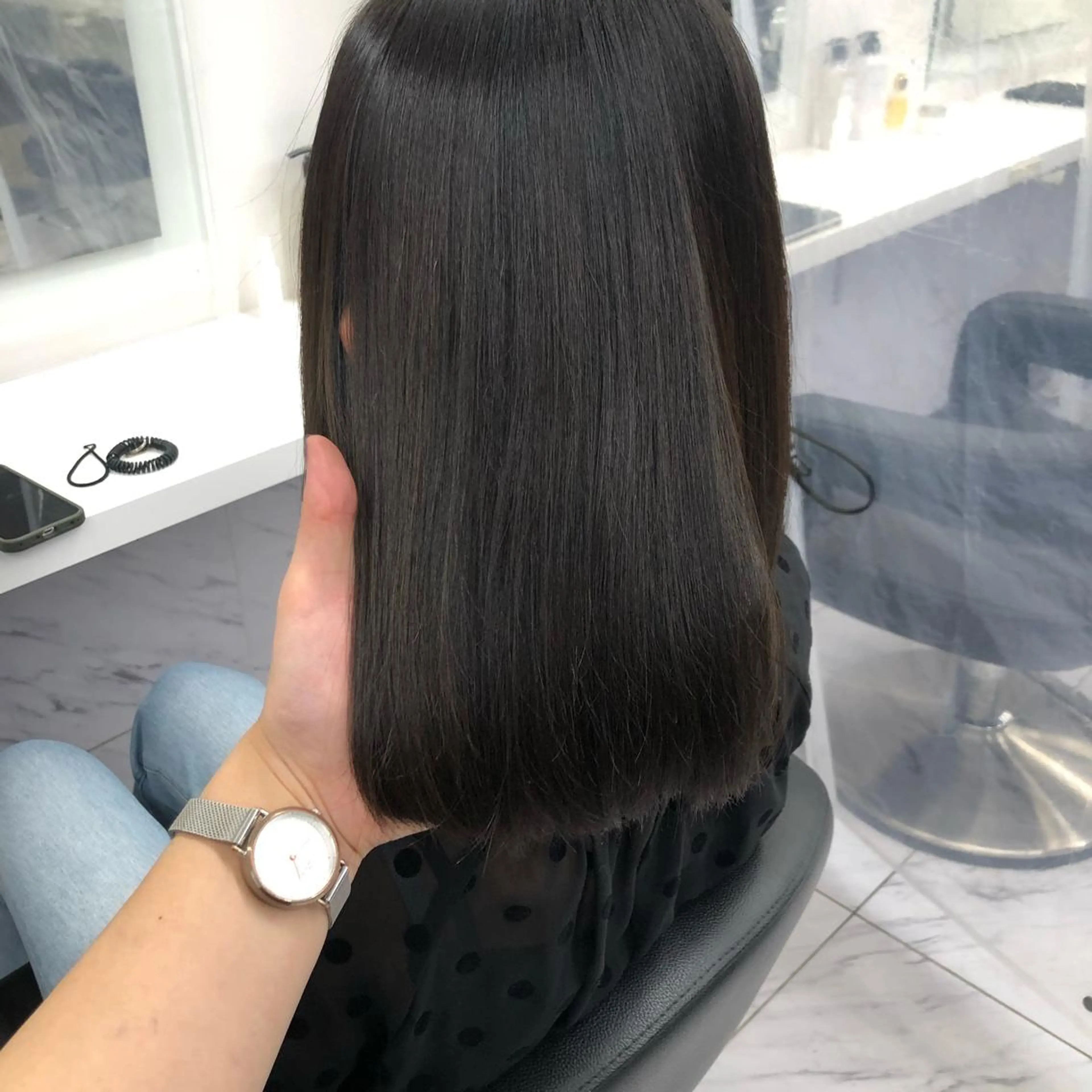 セミロング トリートメント 透明感＆ブリーチ特化 寒色MiOのヘアスタイル