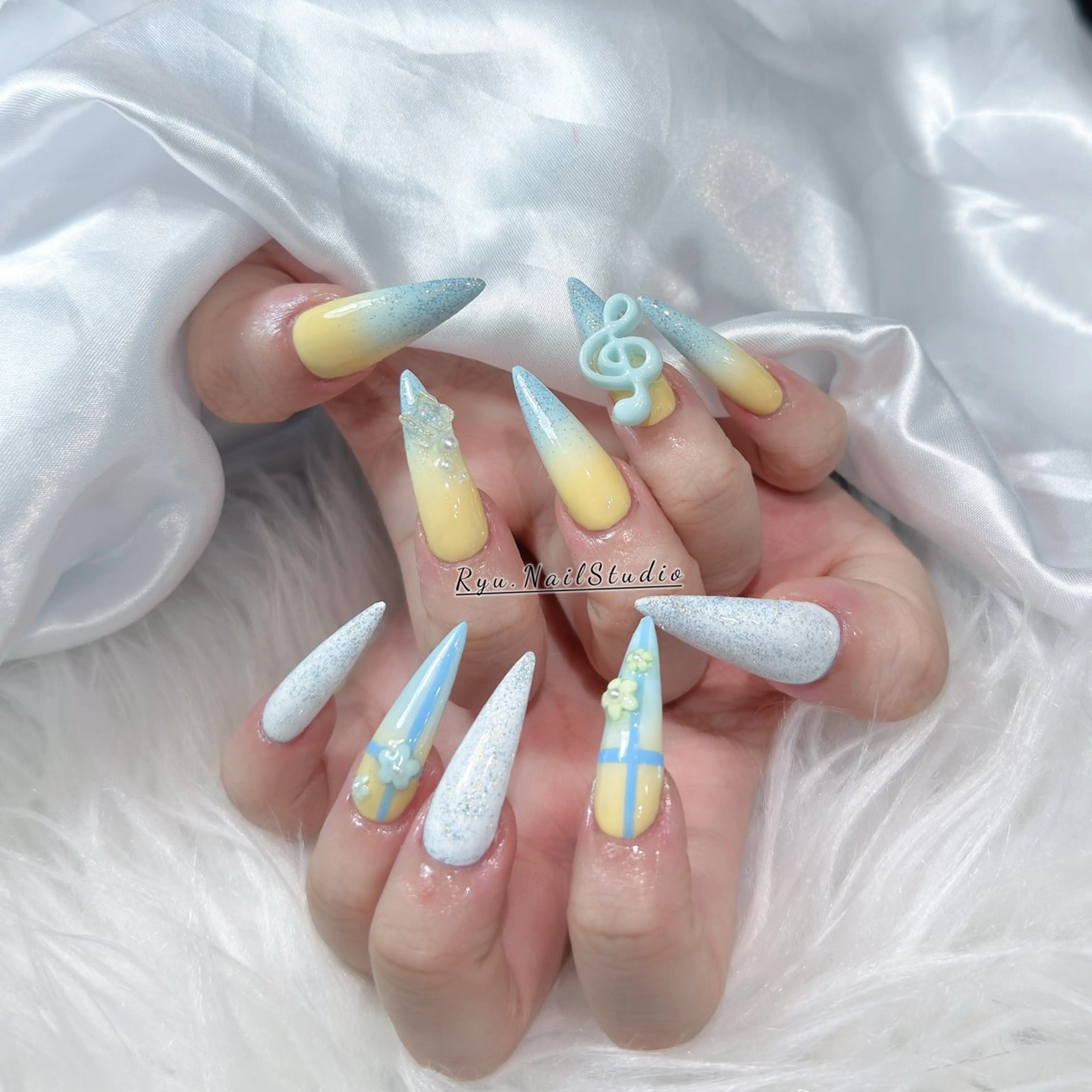 ネイル アートネイル フラワーネイル フレンチネイル ジェルネイル グラデーション ハンドネイル Ryunail所属・Ryu Nail NekoChanのネイルデザイン