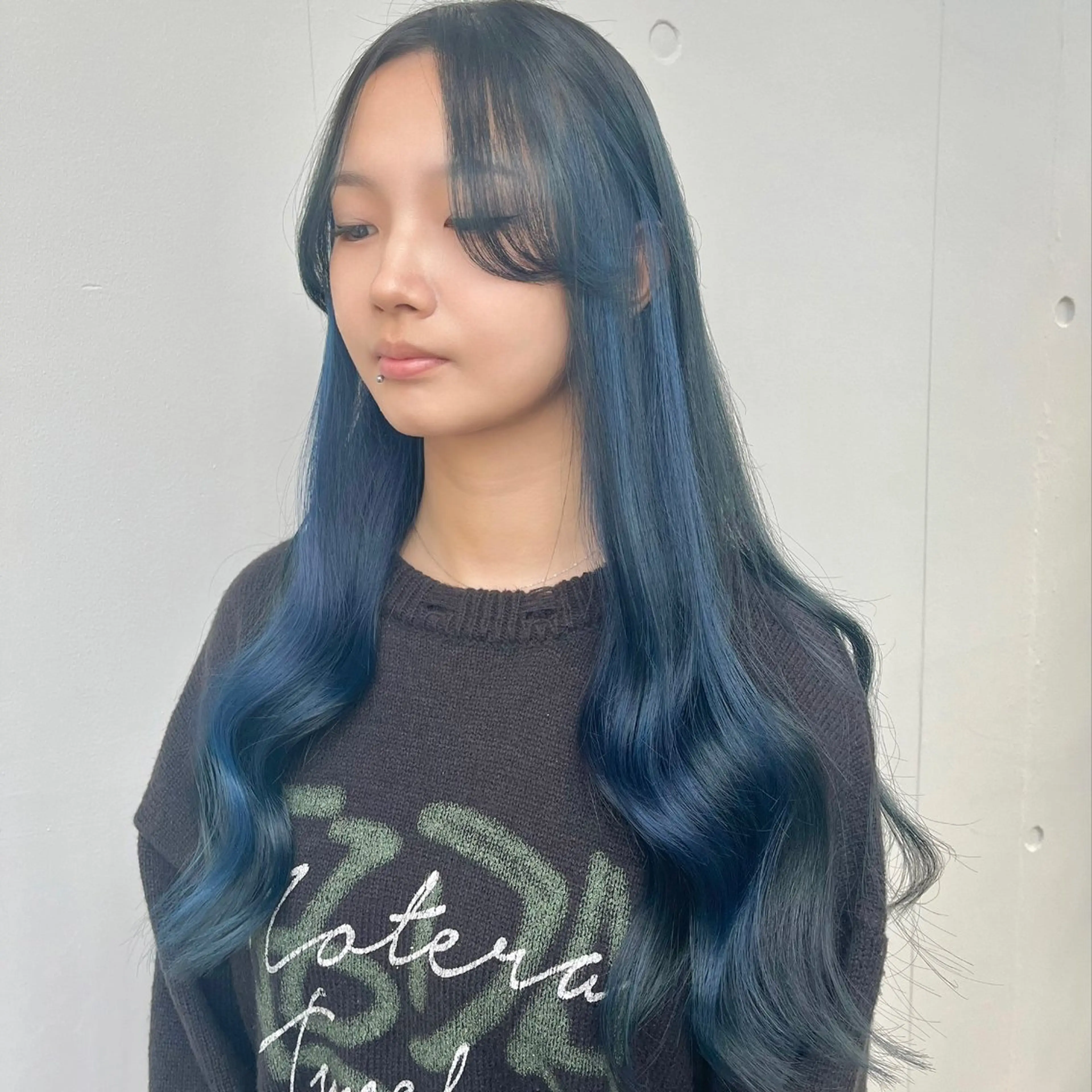ロング カラー 黒髪 ブリーチ ブルーカラー ブルーブラック ケアブリーチ ヘアカラー 藤澤 夏実/インナーカラーのヘアスタイル