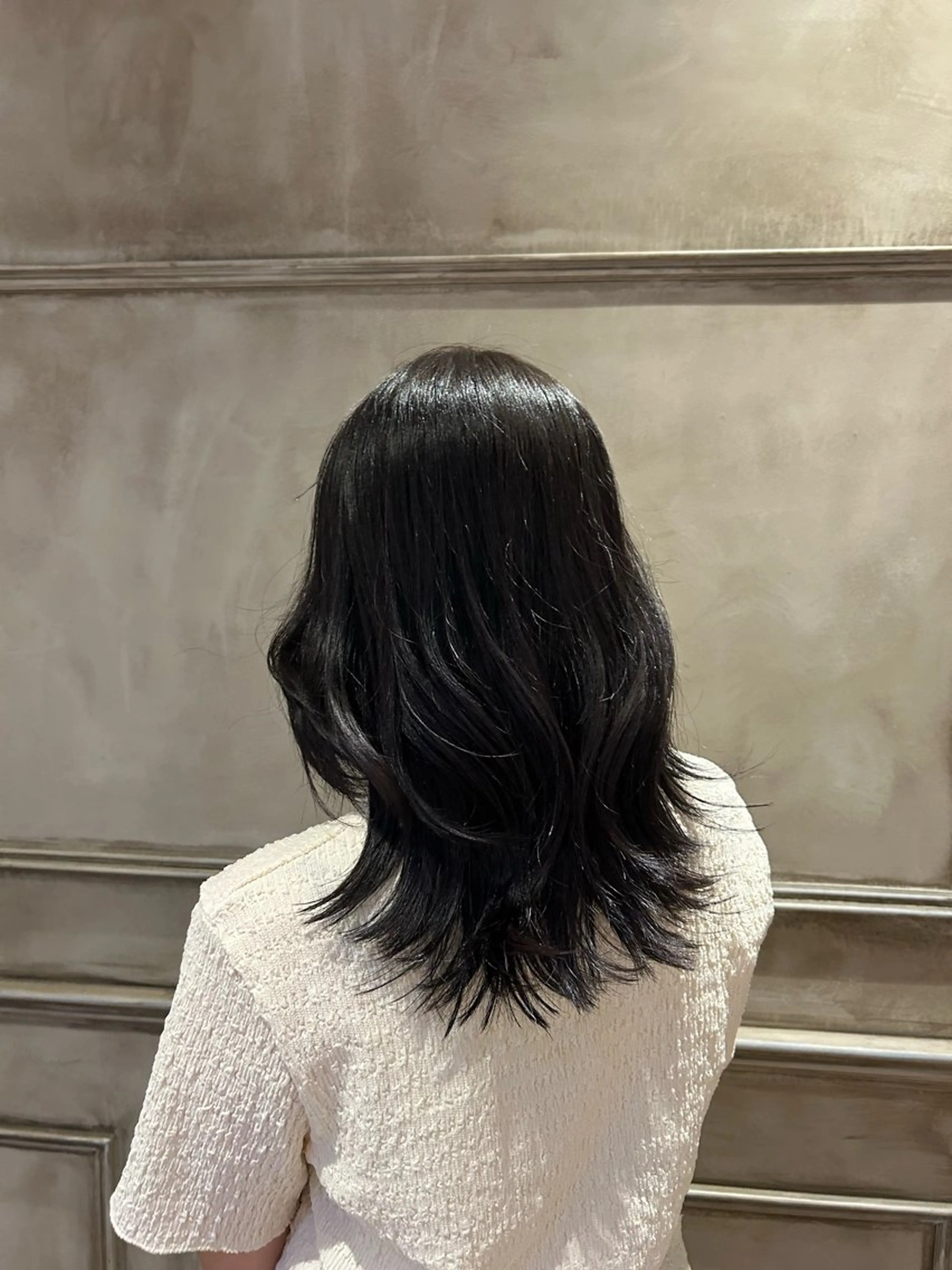 ミディアム カラー 黒髪 成田 智彩のヘアスタイル