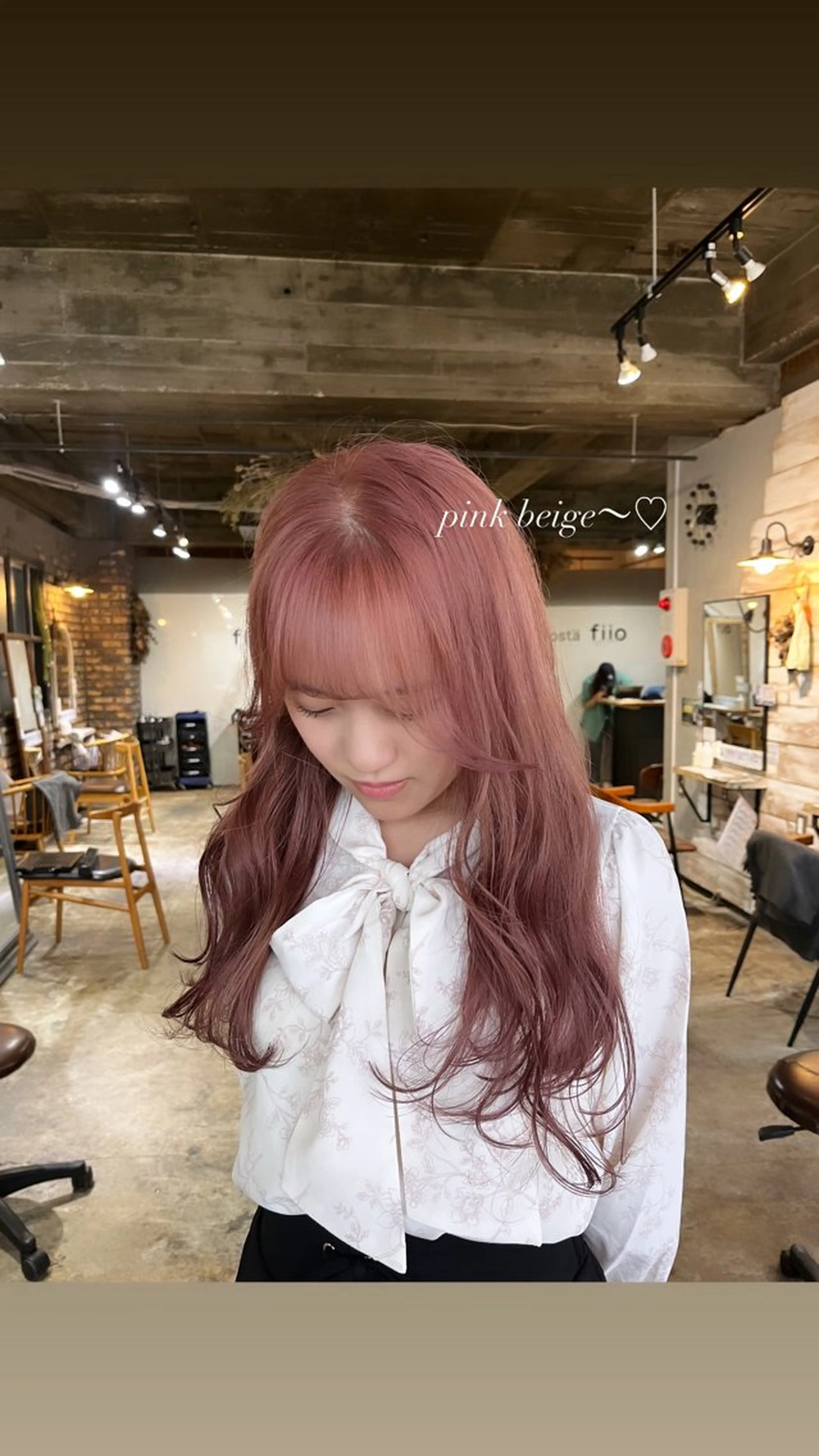ロング カラー ベージュカラー ブリーチ ピンクカラー ピンクベージュ カット ヘアカラー 光本 杏のヘアスタイル