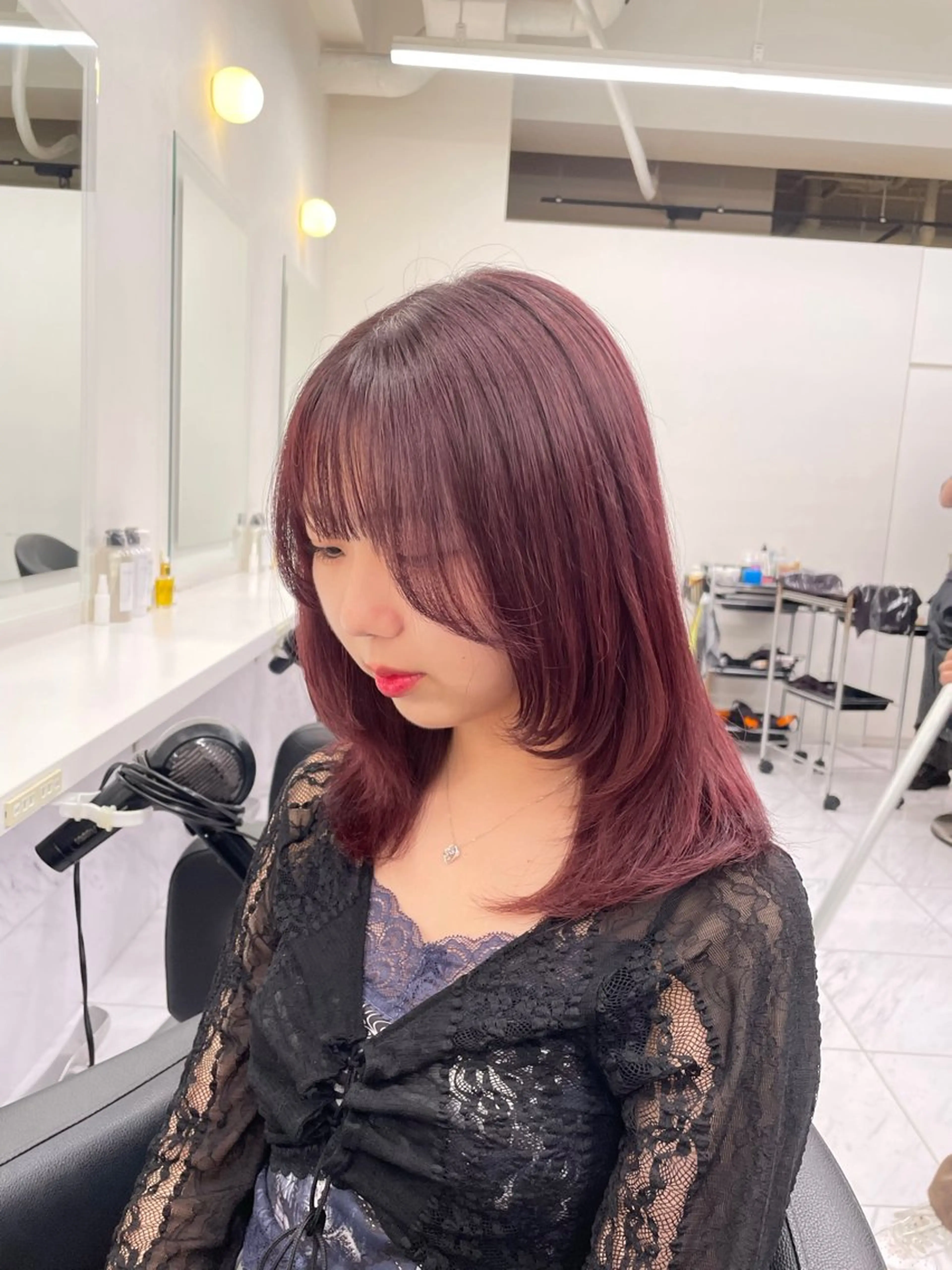 ミディアム カラー ブリーチ ボルドーカラー ブリーチなしカラー レッドカラー 表参道ハッシュカット レイヤー/リノンのヘアスタイル